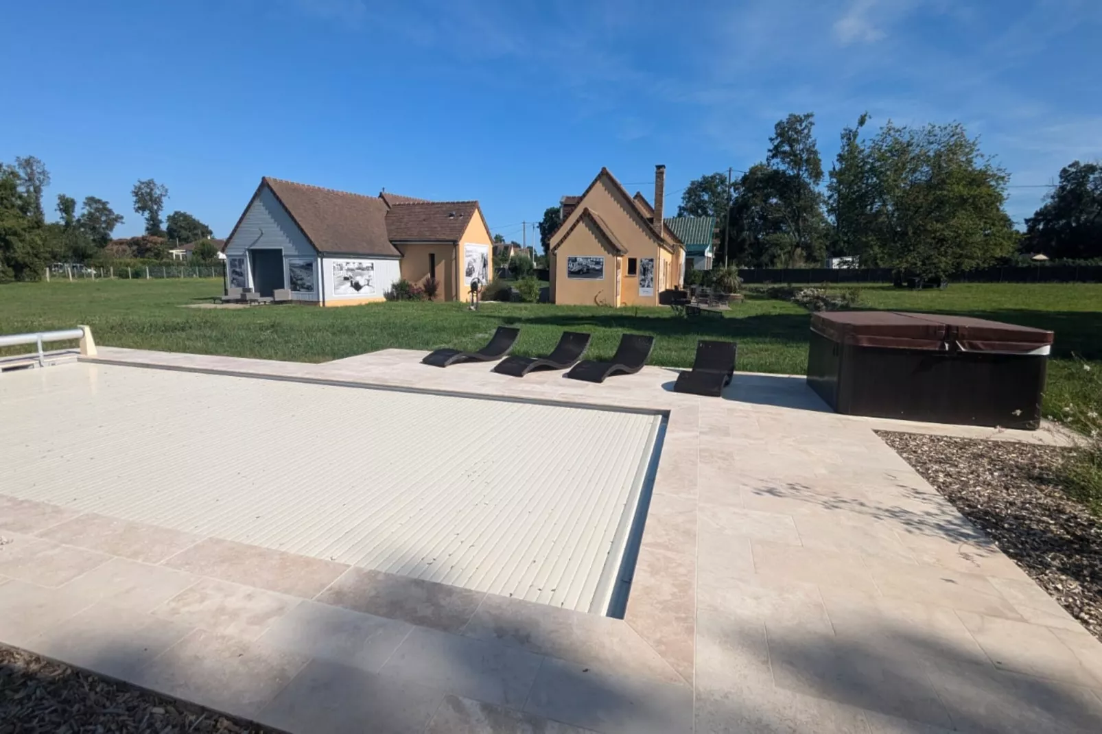 Arnage - Corner - Lodge - Piscine - Rêve au Mans-Swimming pool