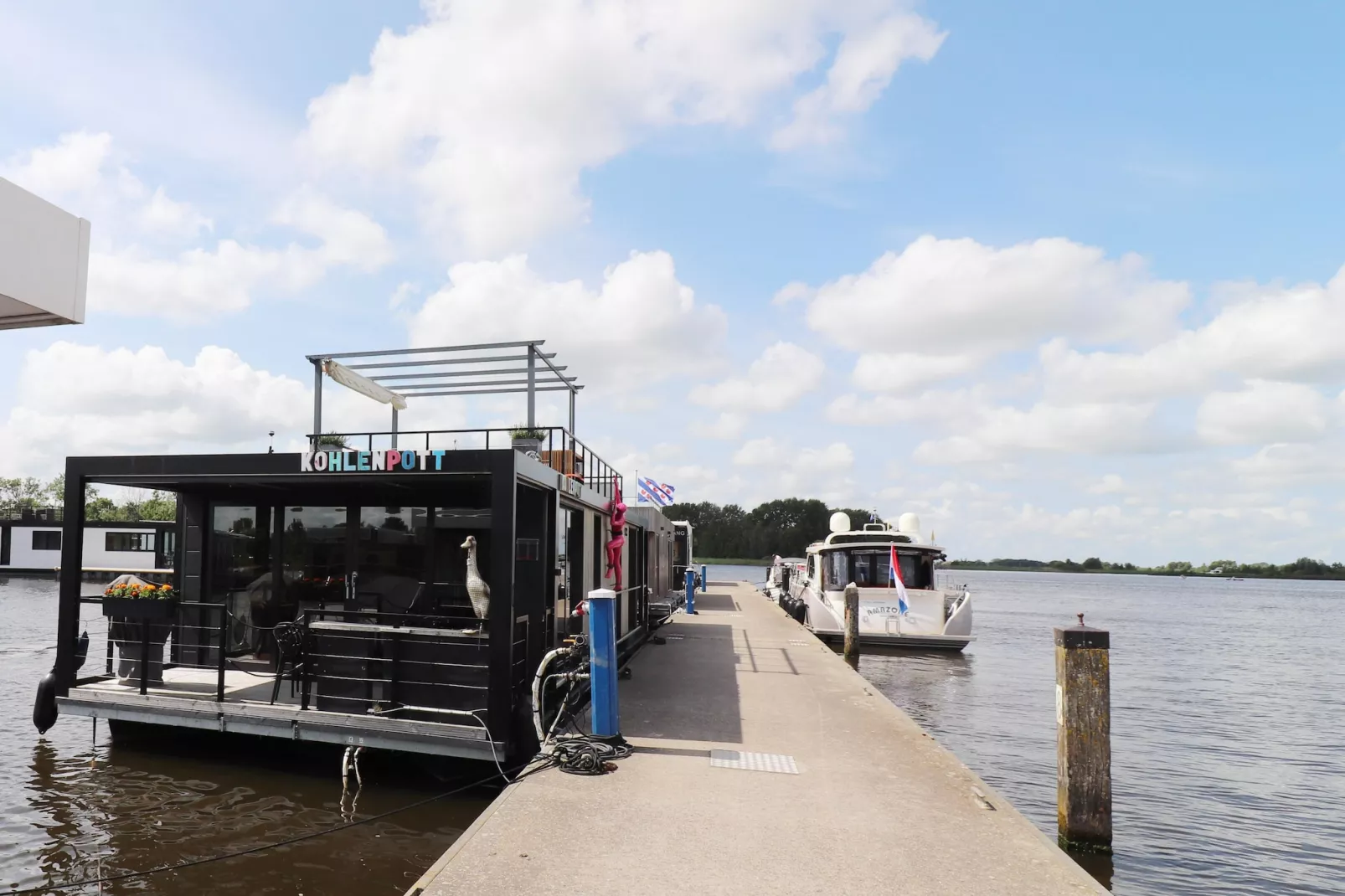 Houseboat Kohlenpott-Exterior in summer