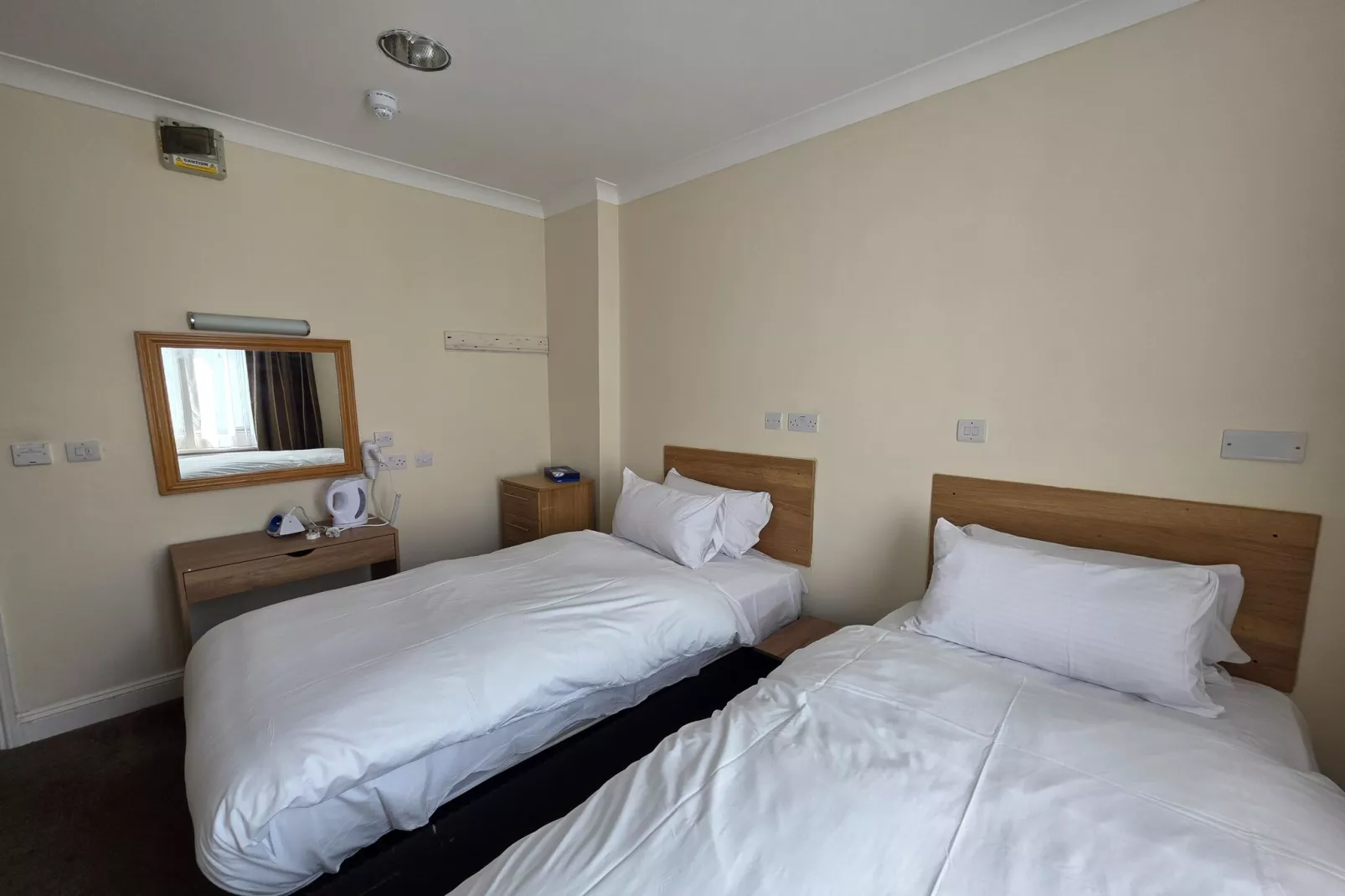 Russel Twin Room-Bedroom
