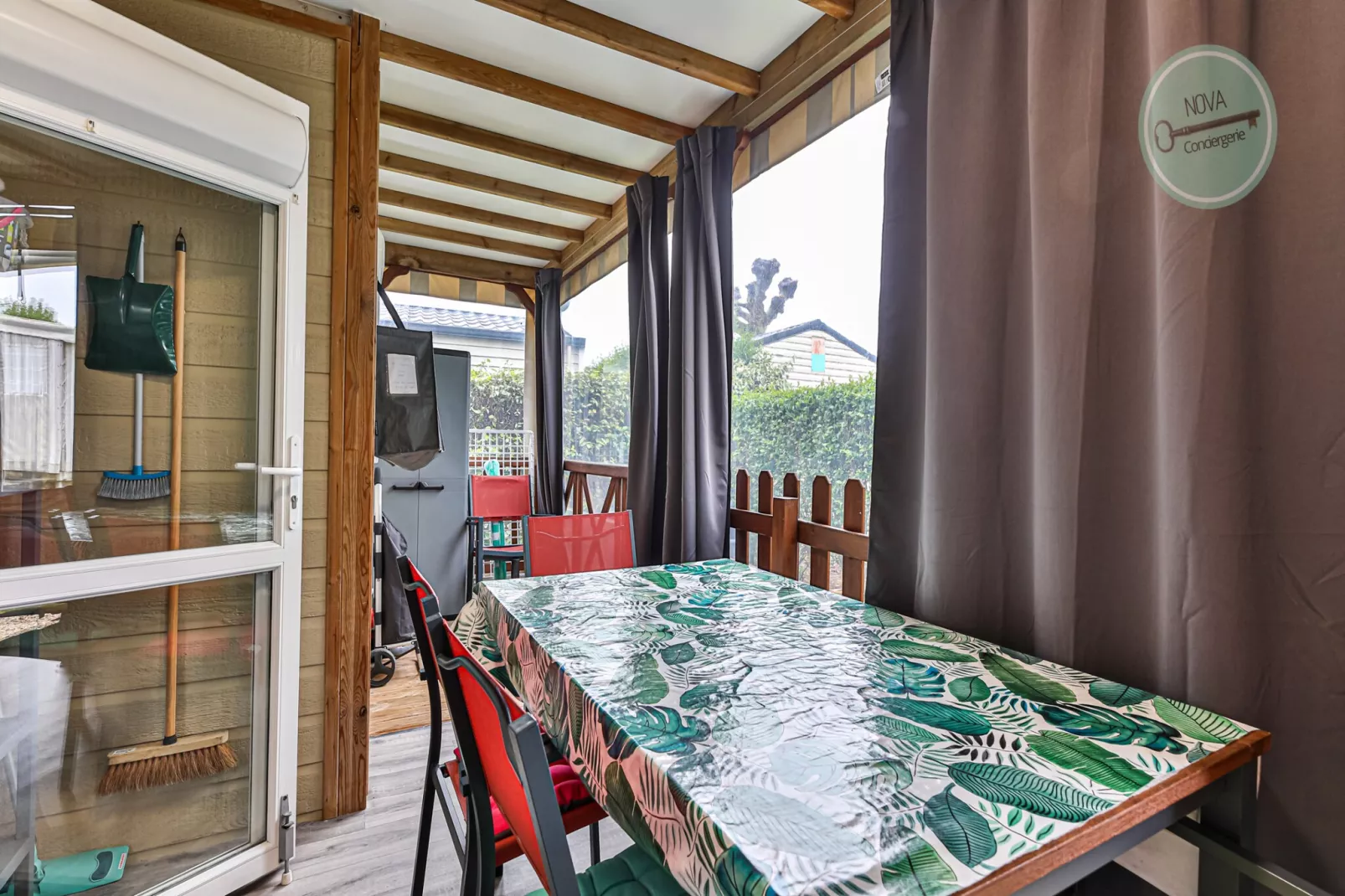 Chalet Village de la Mer-Dining room