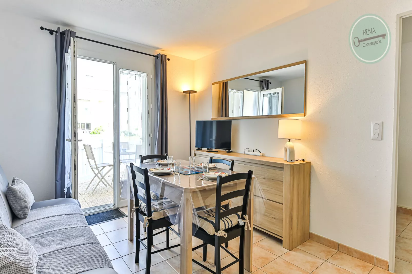 Ambition Marine-Living room