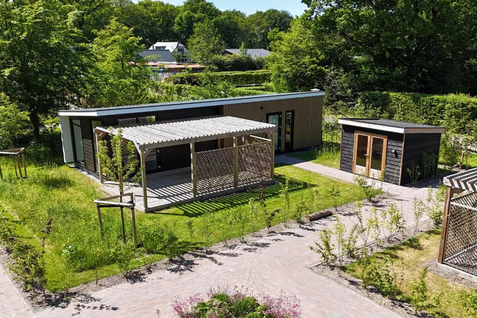 Op'e Pleats 3-Exterior in summer