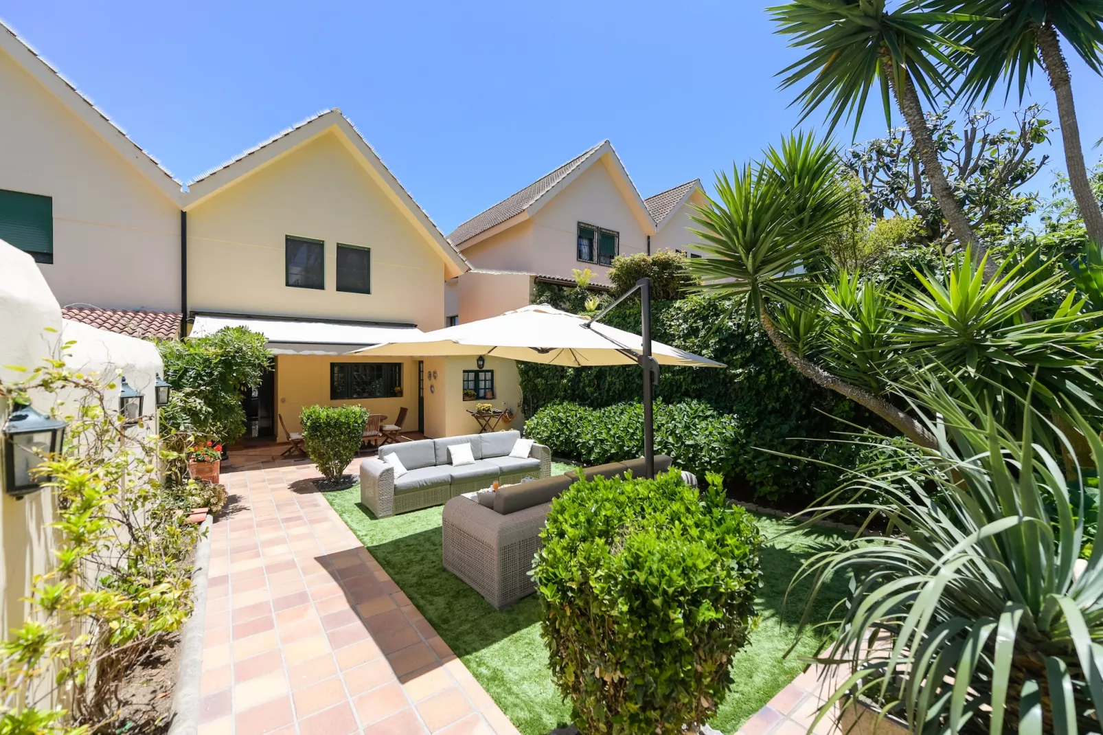 House with cozy garden BBQ and free parking-Outdoor