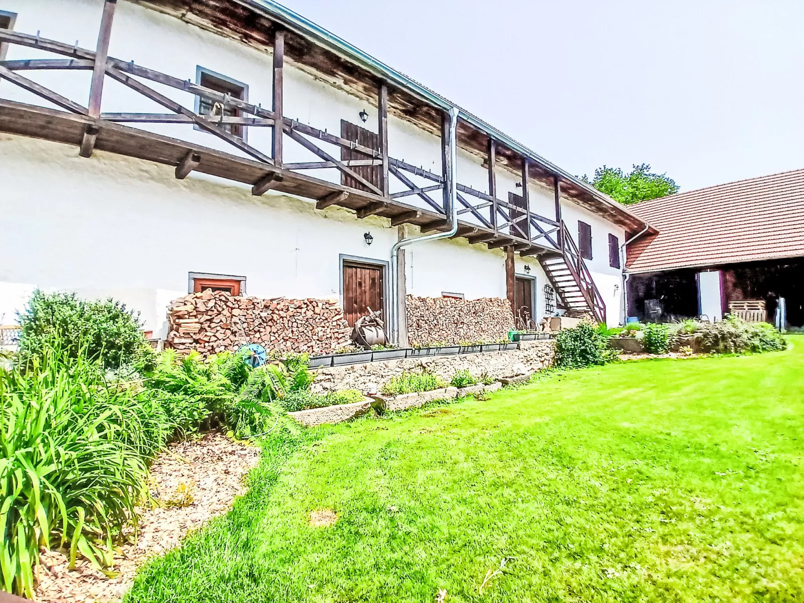 Relax in Farmhouse-Outside
