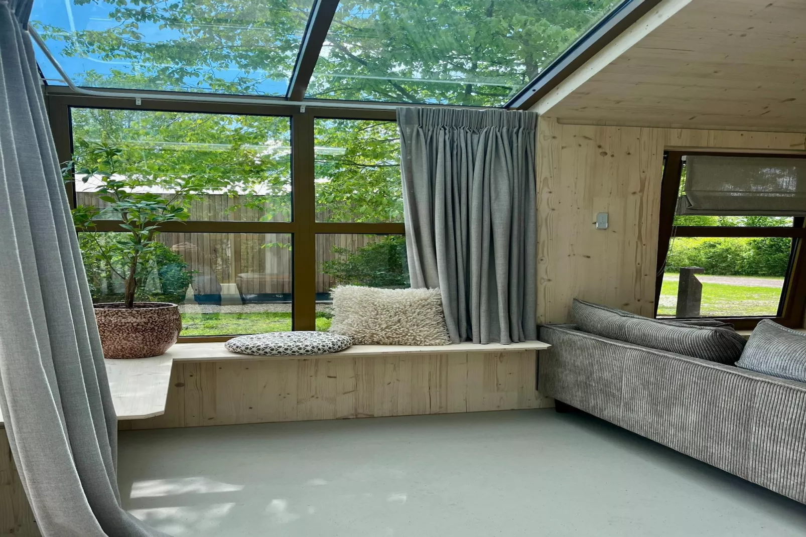 Groepsaccommodatie + 4 large greenhouses (36 personen)-Living room