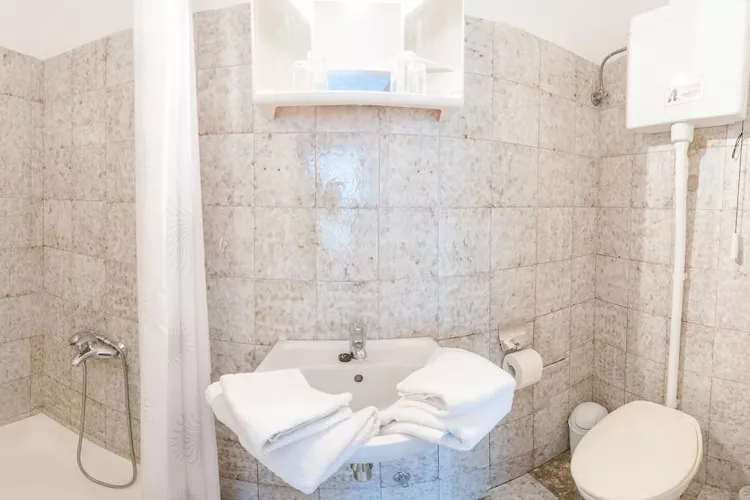 Guest House Villa Nina- Studio with Terrace and Partial Sea View (S5 - bungalov)-Badezimmer