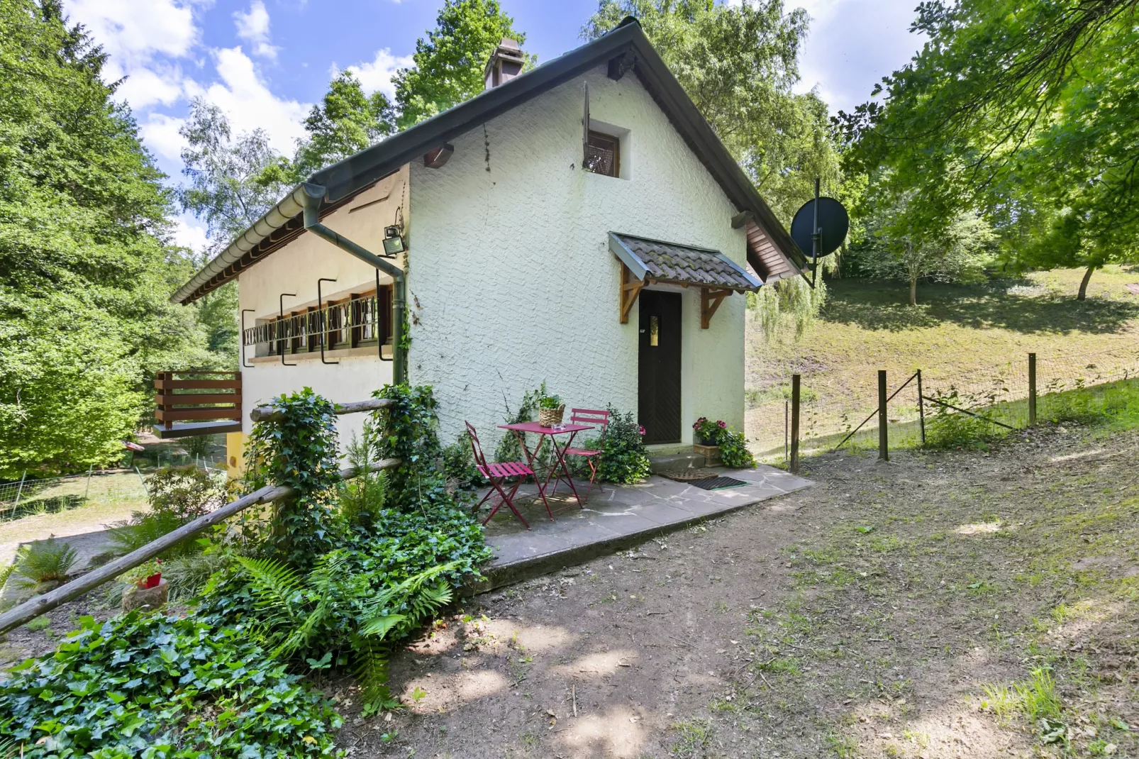 Sandra-Exterior in summer