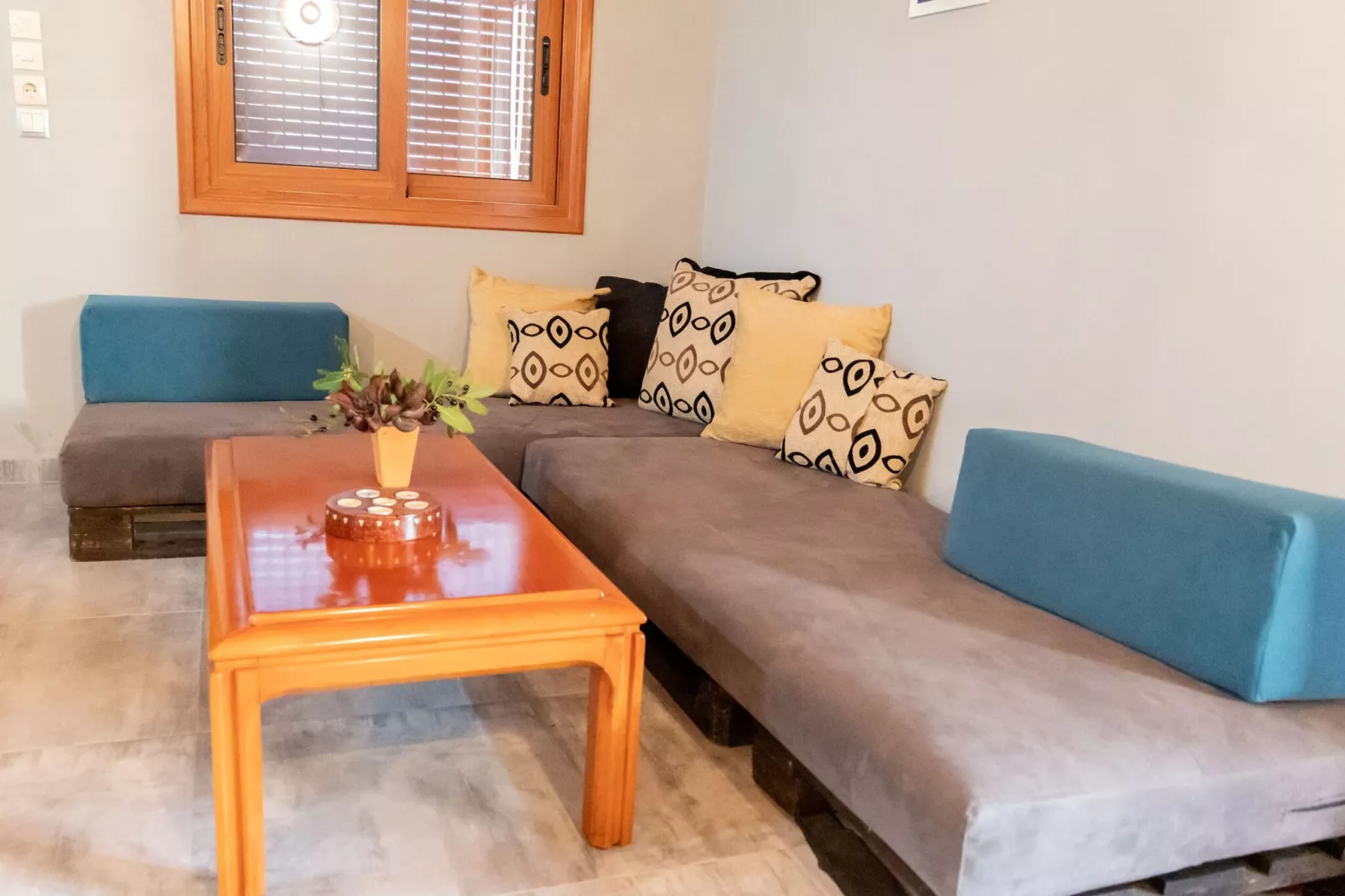 Mani Tigani View-Salon