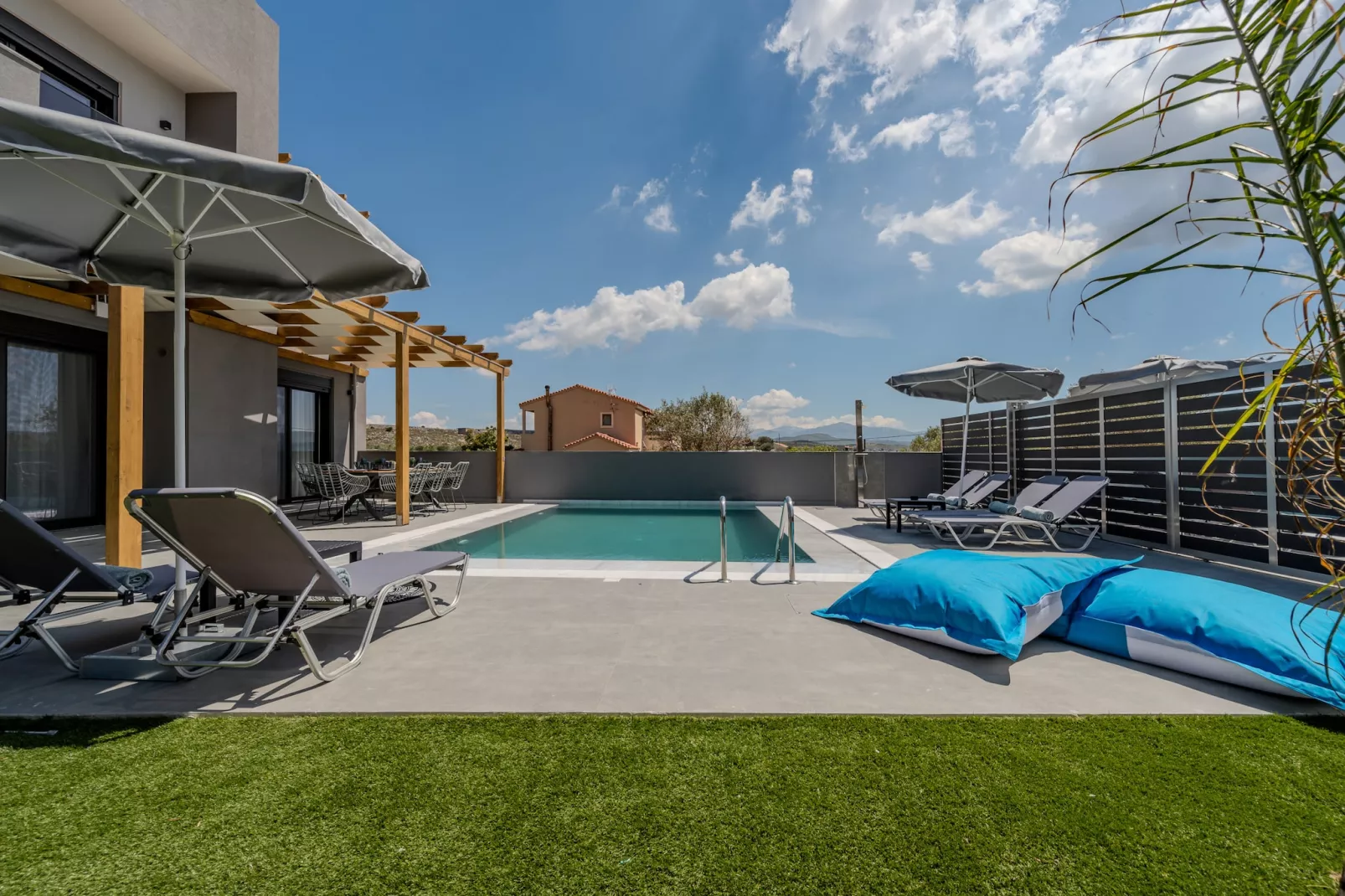 Rosy 1-Swimming pool
