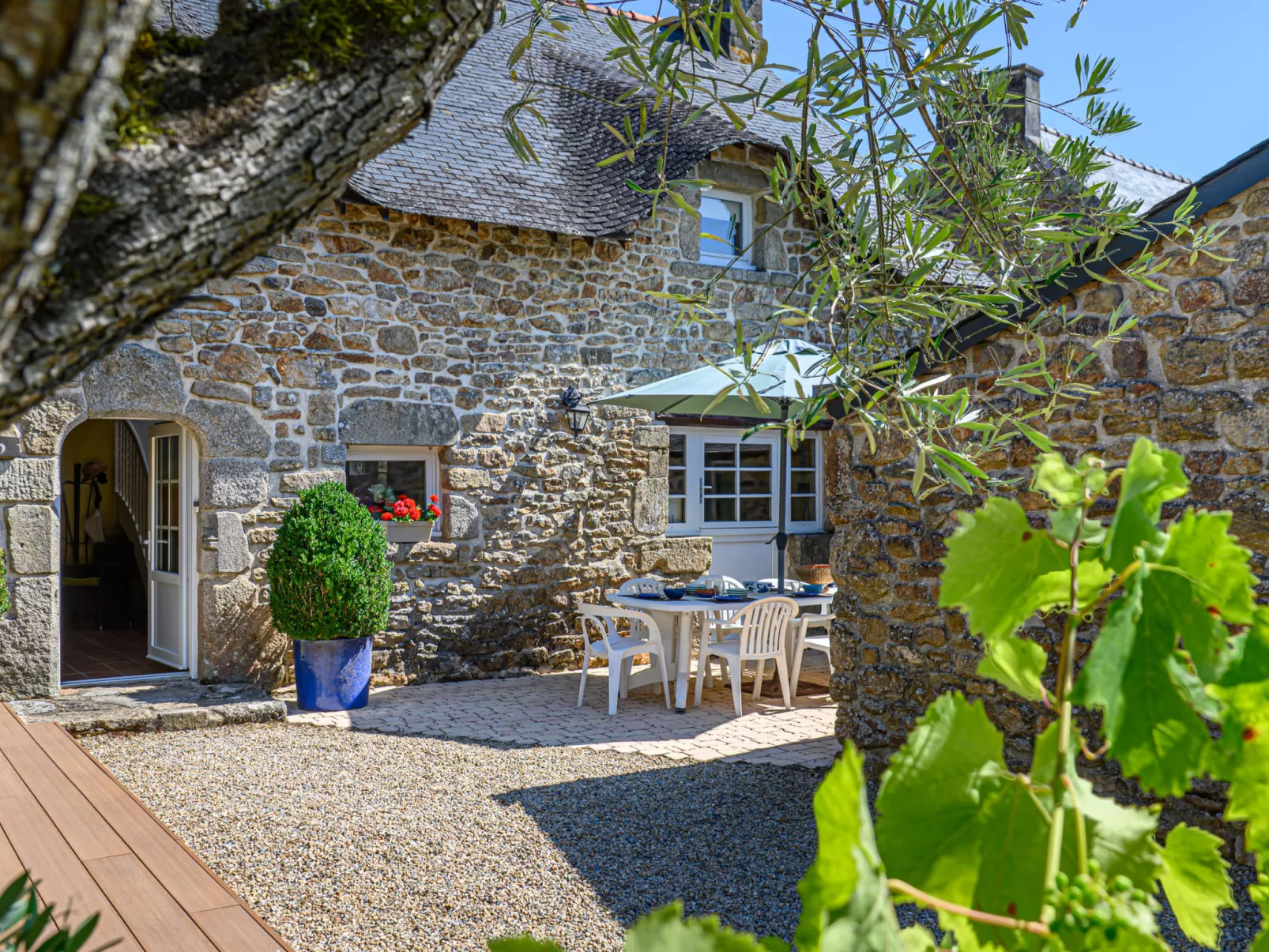 Maison Cromlech-Outside