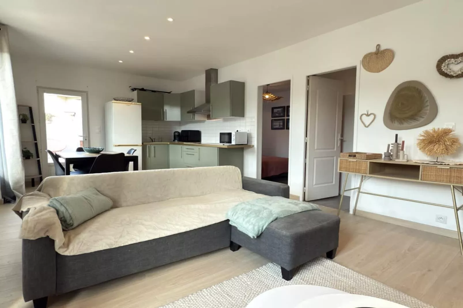 67 Coquet-Living room