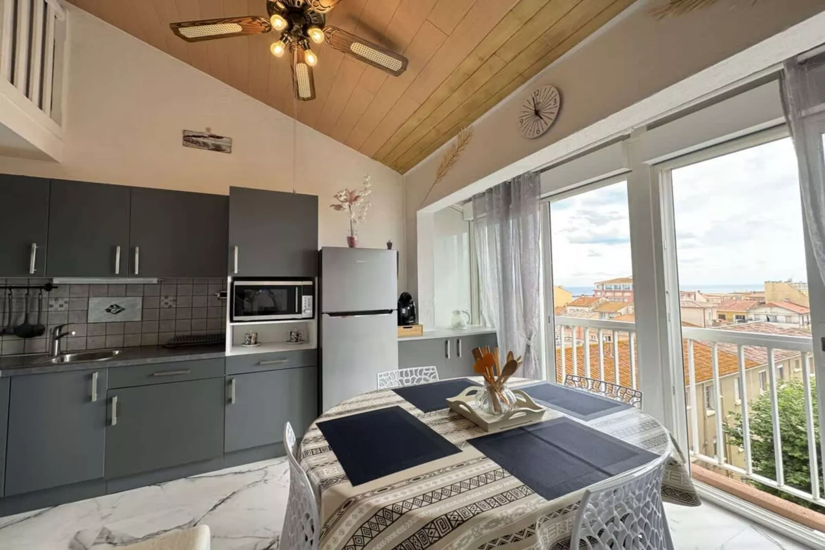 49 Vue sur la Ville-Kitchen