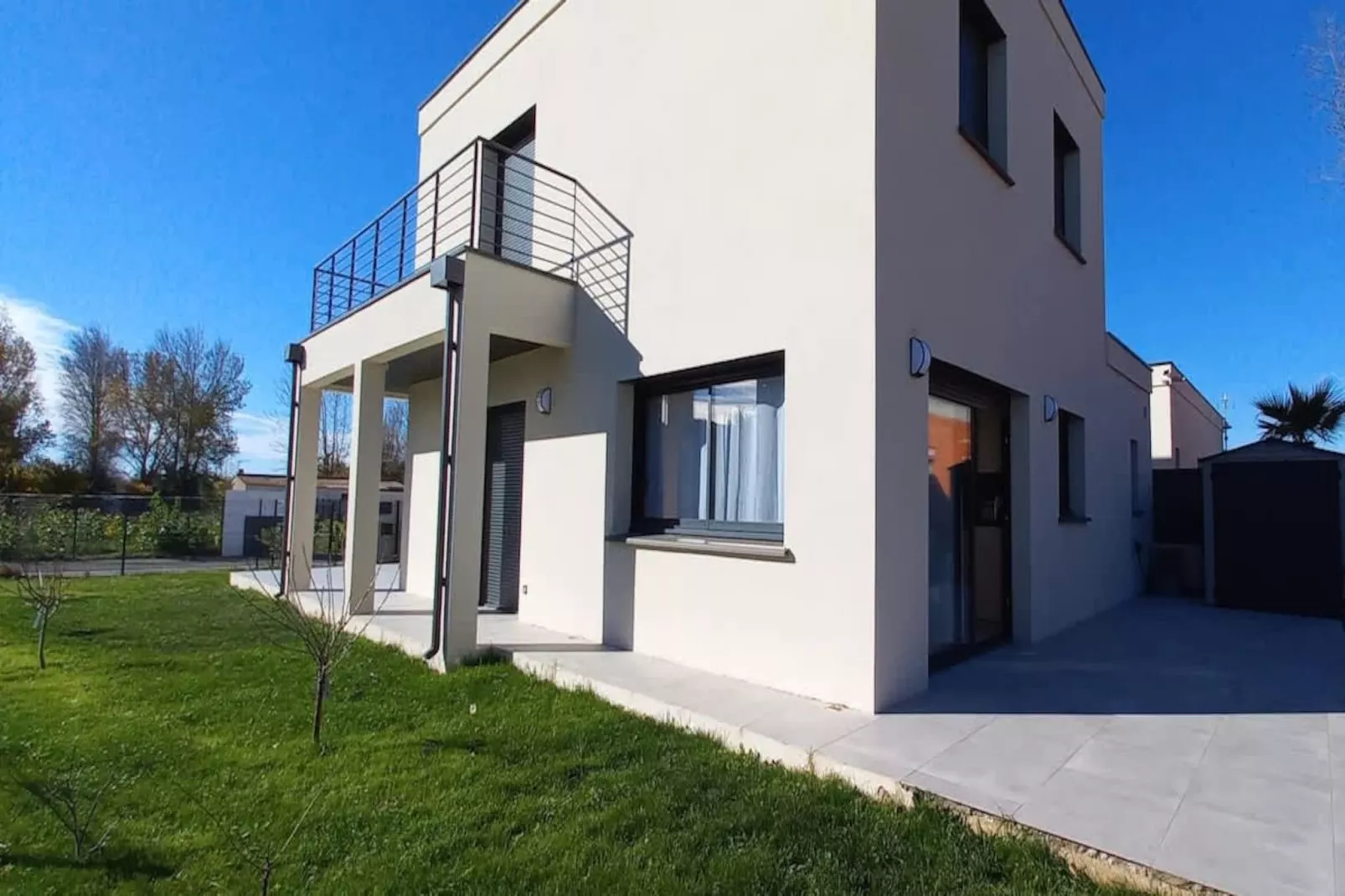 196 ALDAJUSTE-Exterior in summer