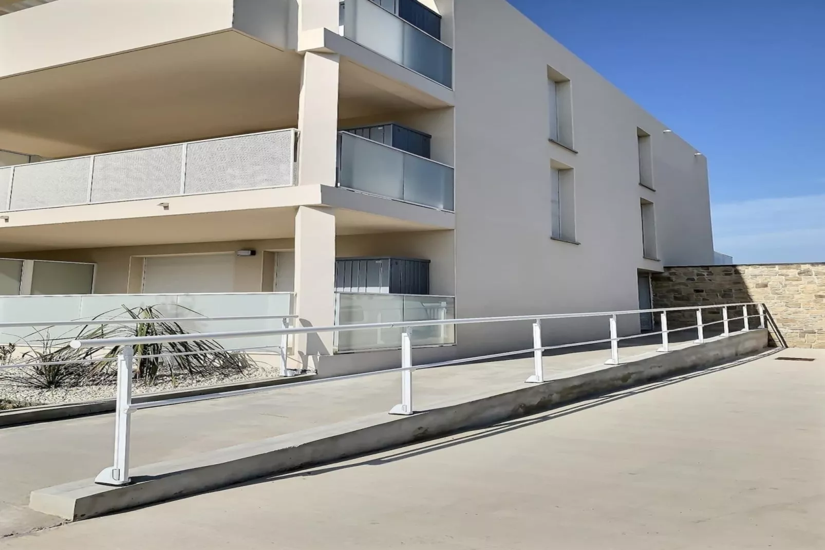 LOU 202 BARRAL-Exterior in summer