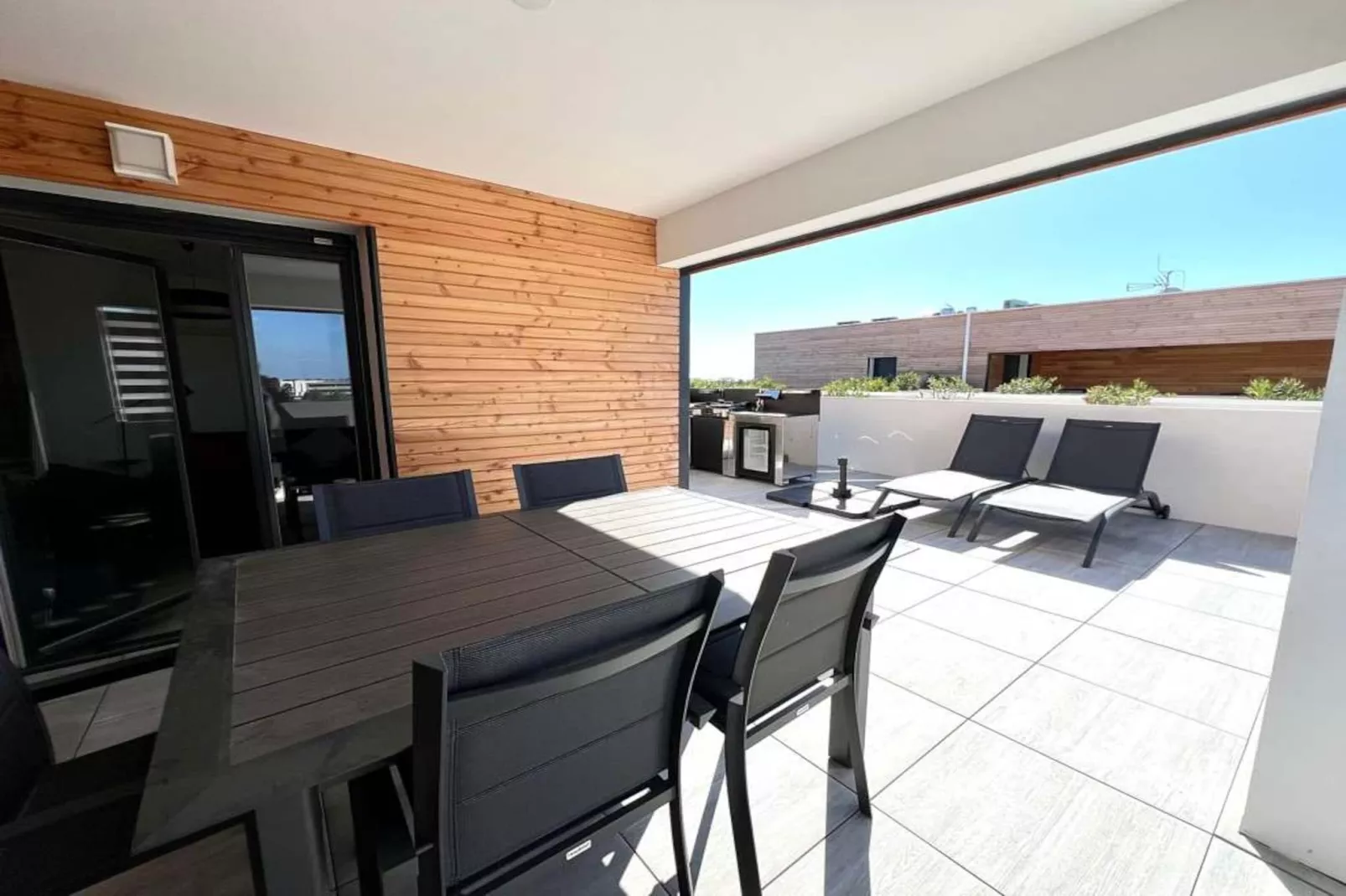 100 HERVOCHON-Terrasse / balcon