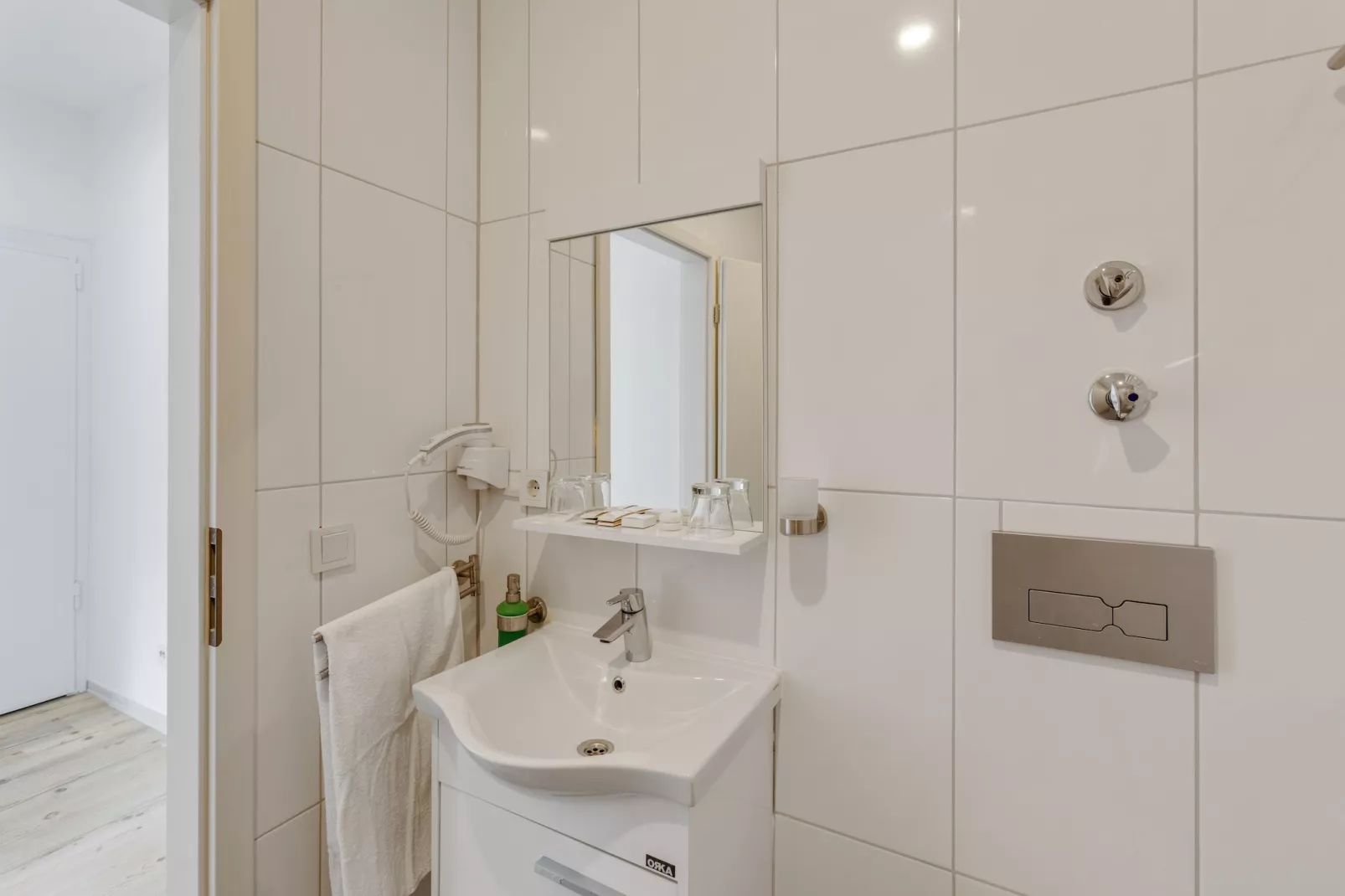 Kispet zwei Doppelzimmer Oberhausen-Bathroom
