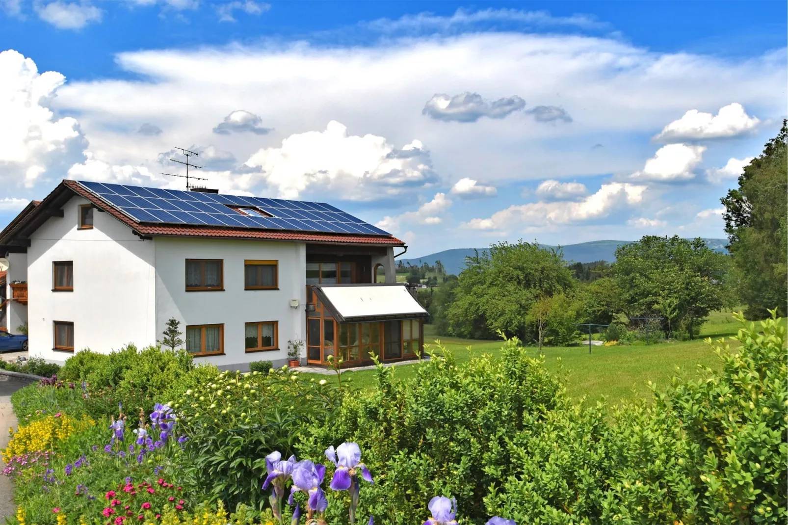 Gästehaus Kandlbinder-Exterior in summer