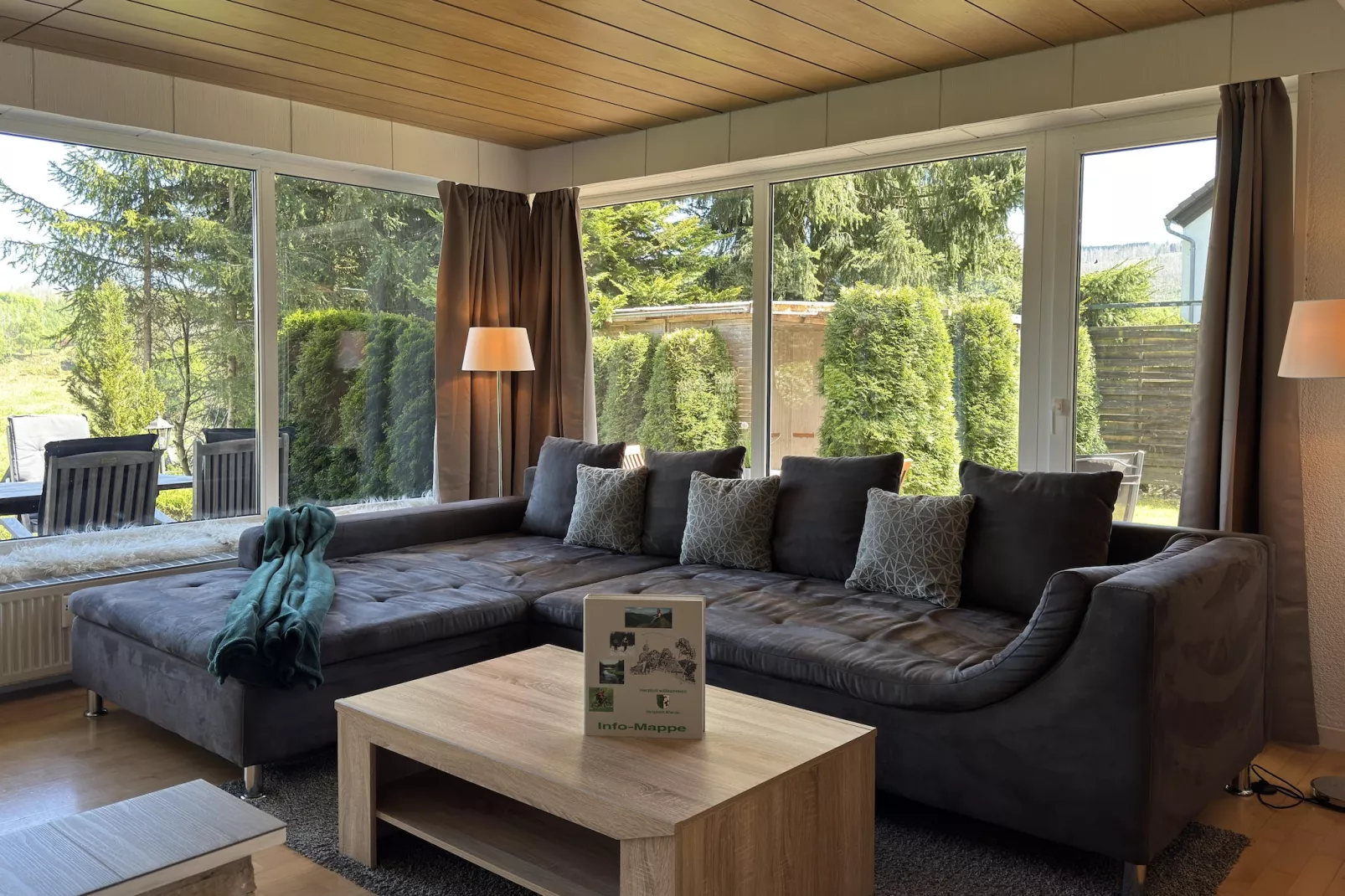 Kombination Bärenhütte  Hirschblick 10 Erw 2 Kinder-Wohnzimmer