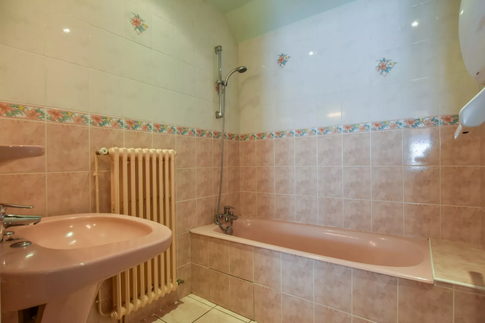 Maison près des volcans d'Auvergne-Badezimmer