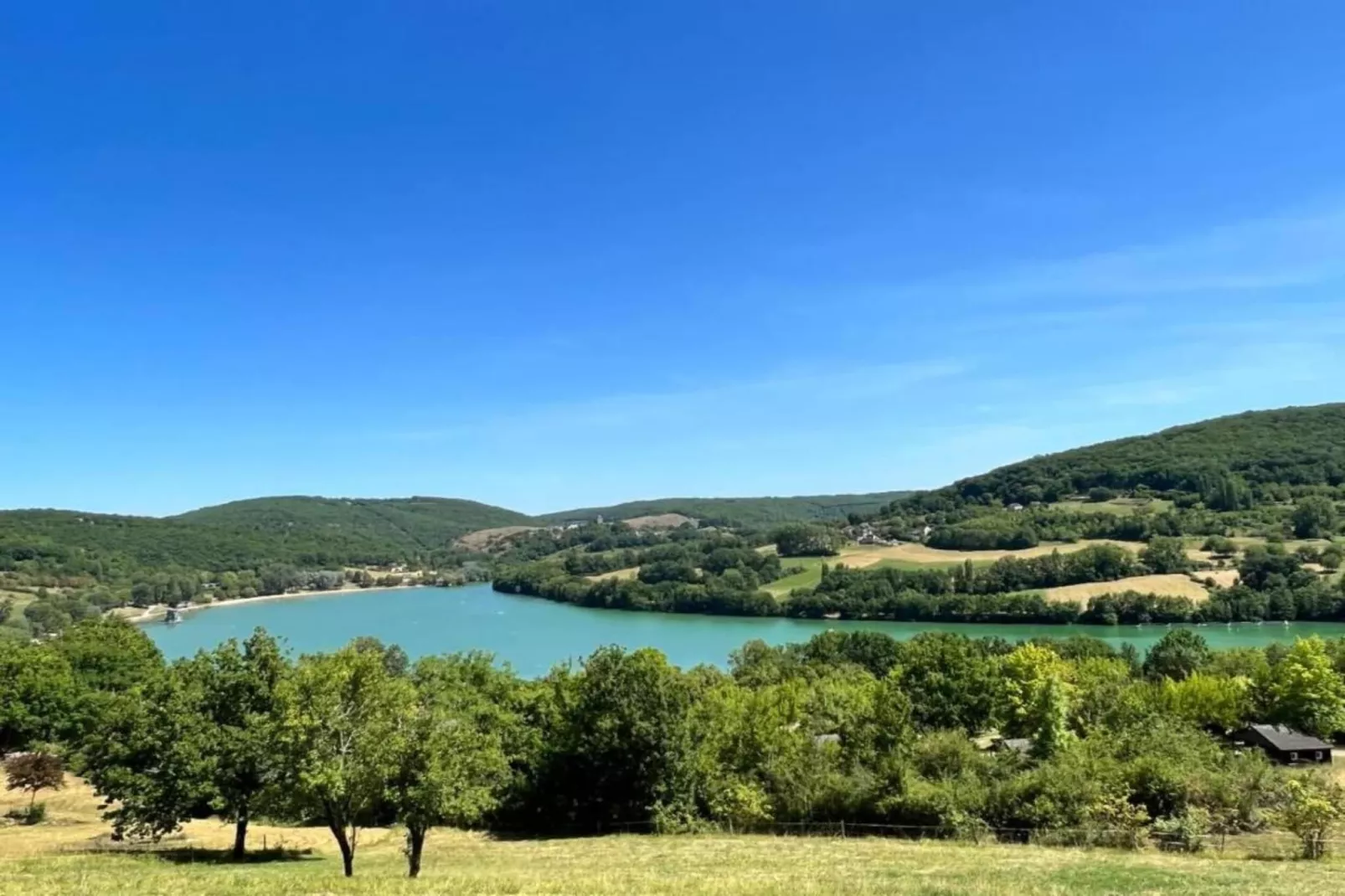 Les Deux Cabanons-Areas within 20km in summer