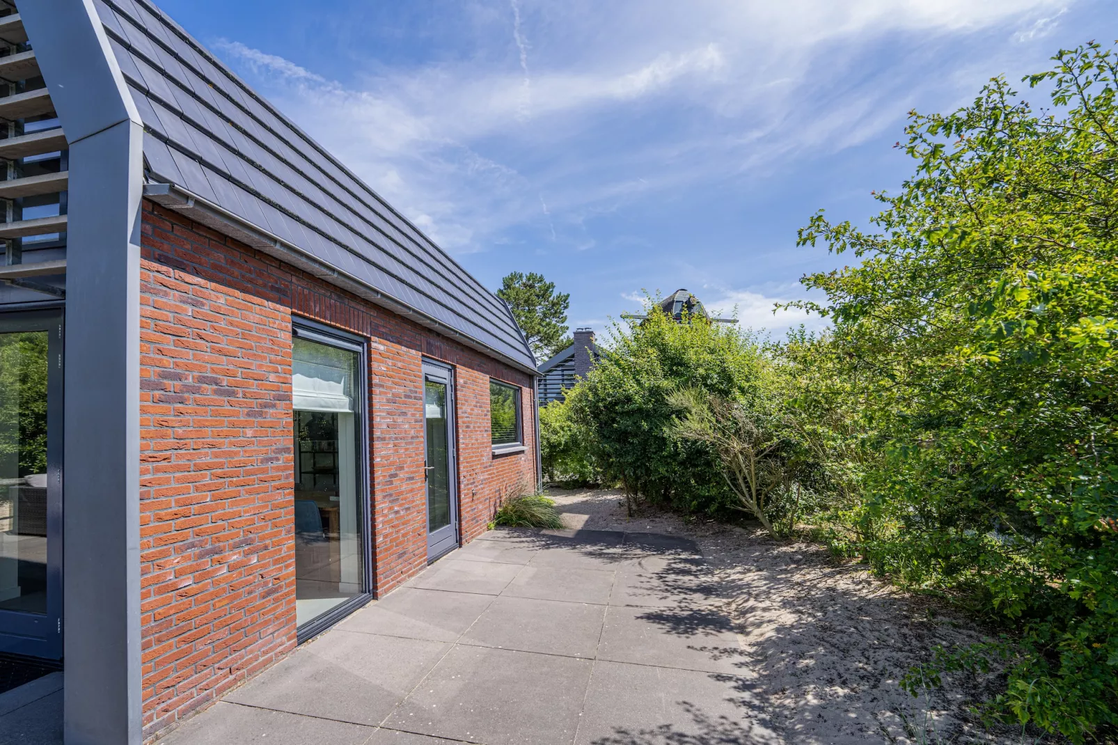 Villa Egmond-Exterior in summer