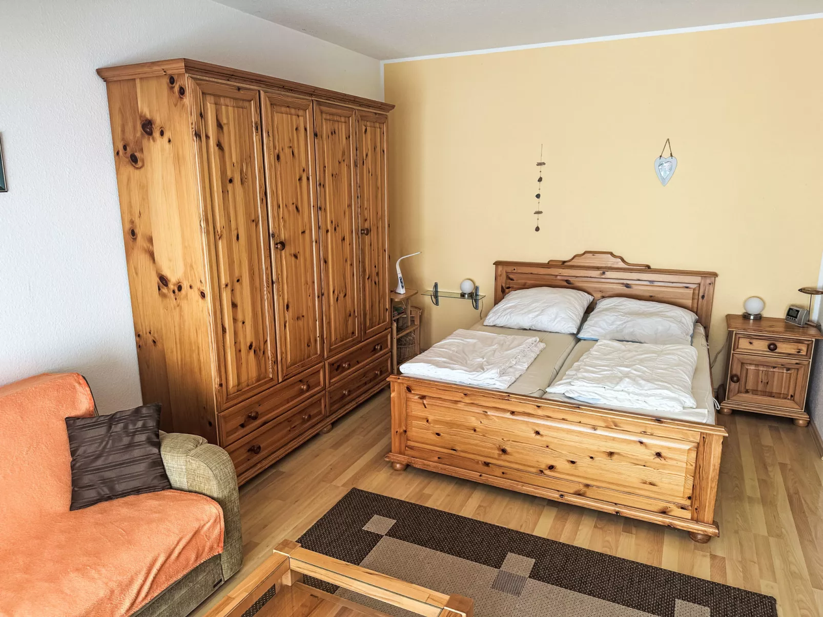 Glowe (GLW657)-Inside