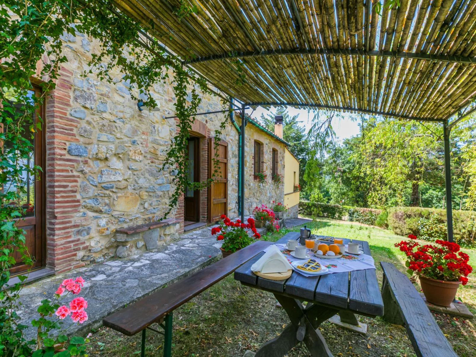 Pino di Sopra-Outside
