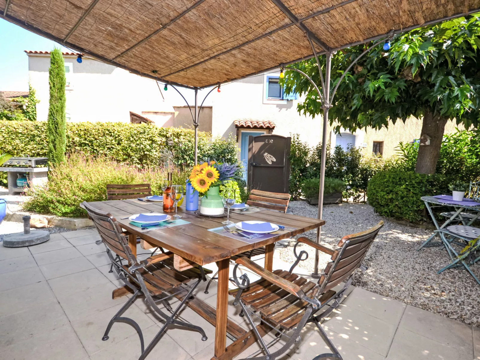 Val d'Alpilles-Outside