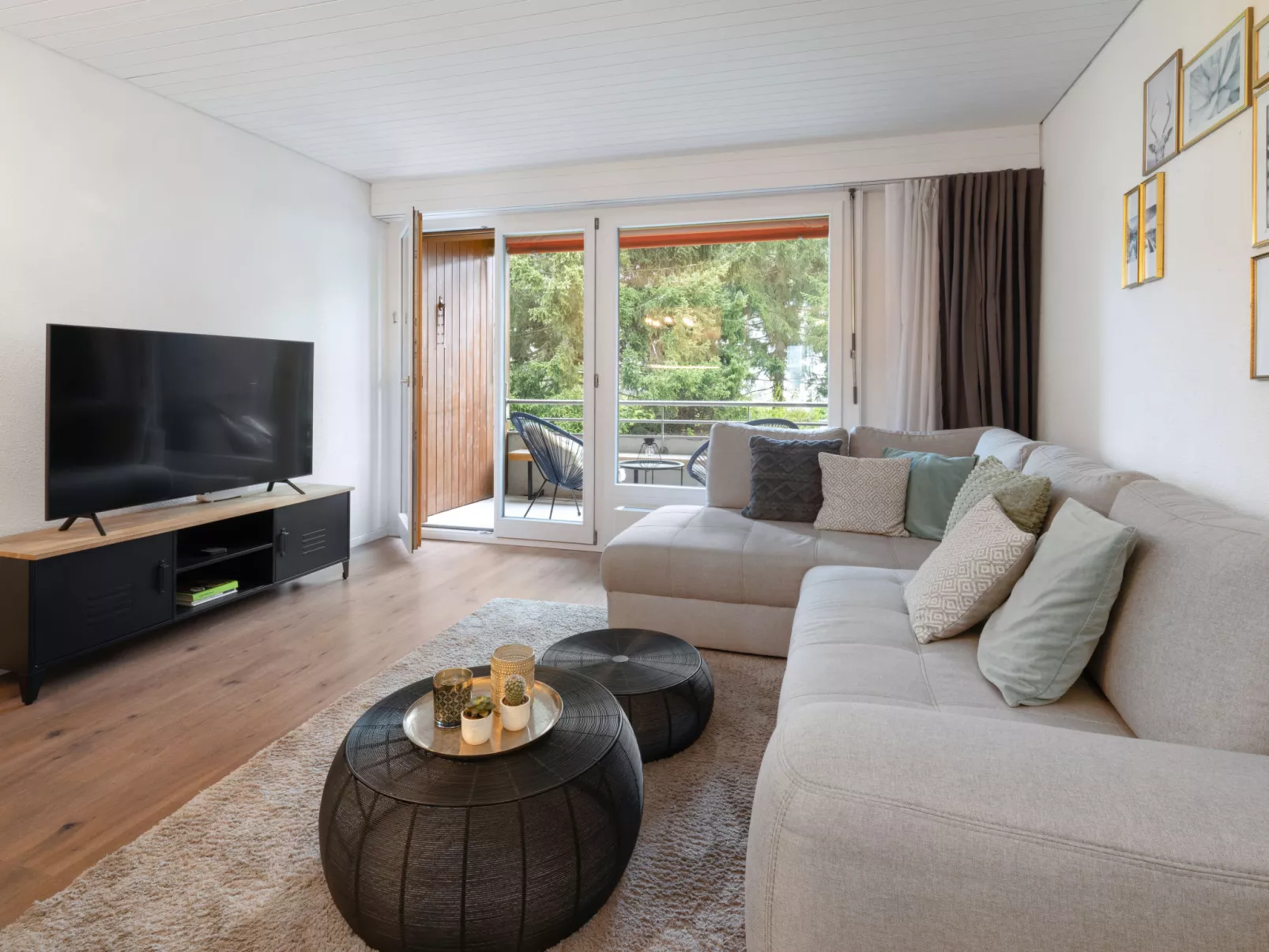 Verbena Apt 4-Inside