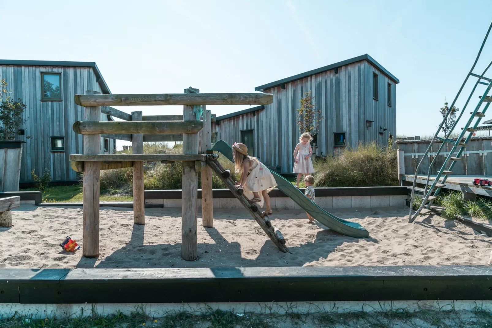 Kidz Lodge-Exterior in summer