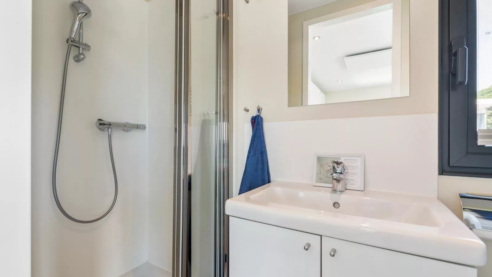 Aldebaran-Bathroom