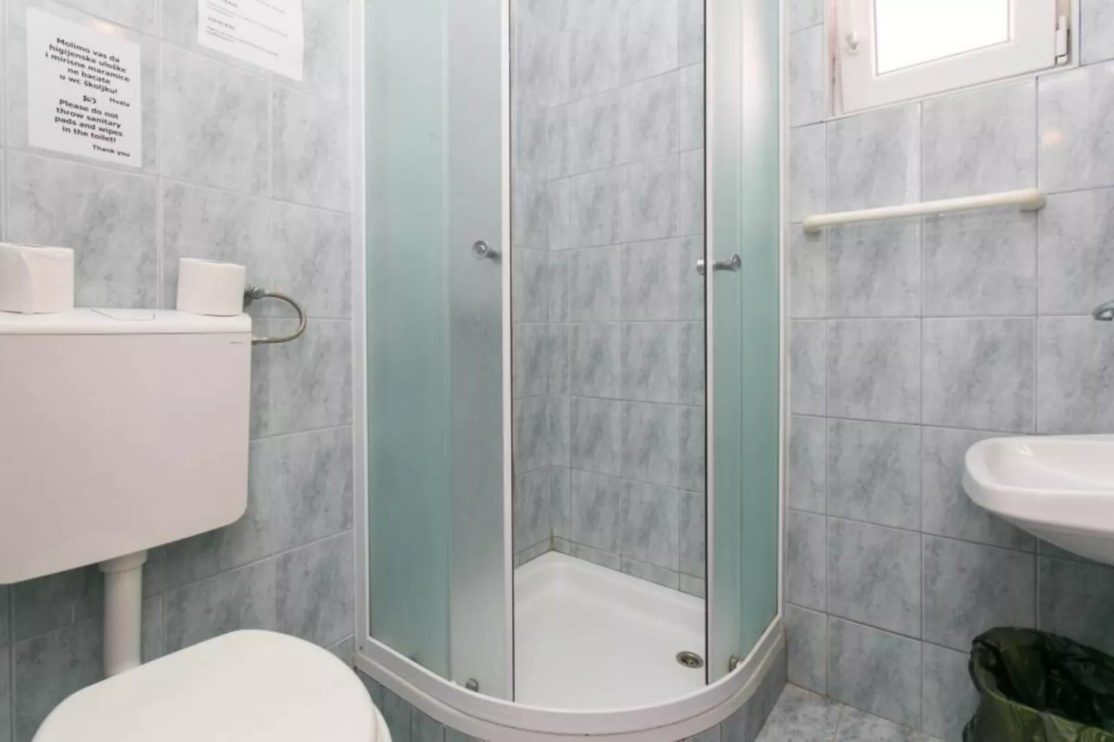 Apartmetns Franka Saplunara-One-Bedroom Apartment with Terrace and Sea View No2-Badezimmer