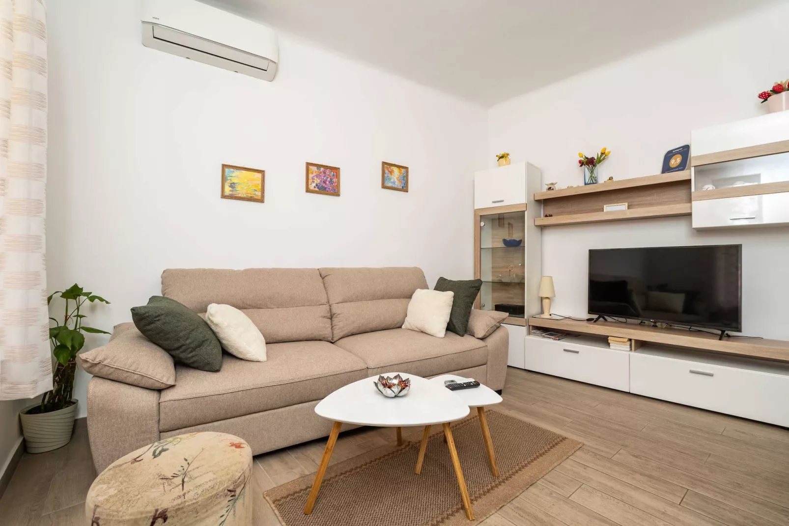 Apartment Family Tokić - One Bedroom Apartment with Terrace-Living room
