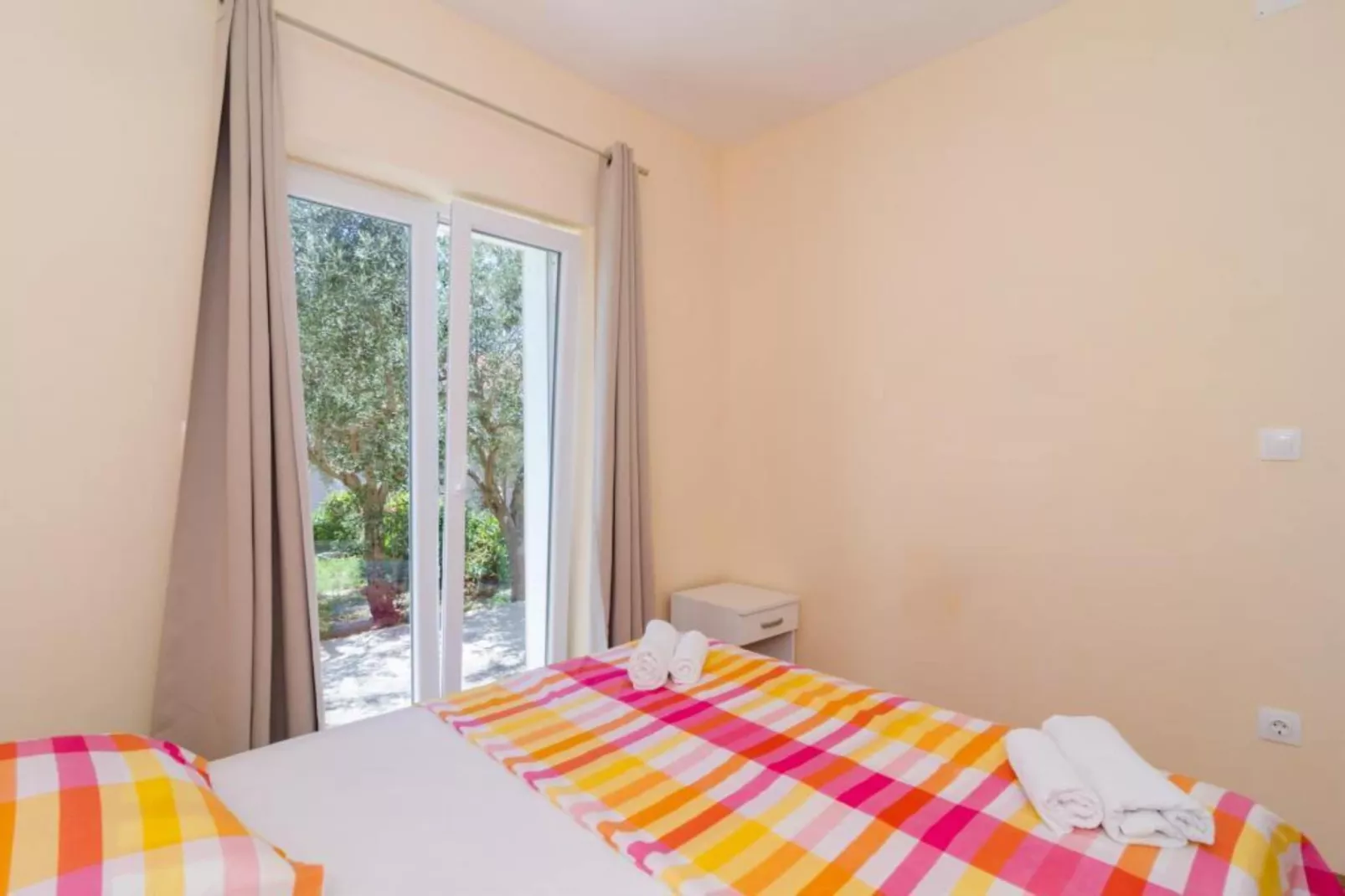 Apartments & Rooms Tapera- Comfort One-Bedroom Apartment with Terrace and Garden View ( NARANČASTI 1 )-Schlafzimmer