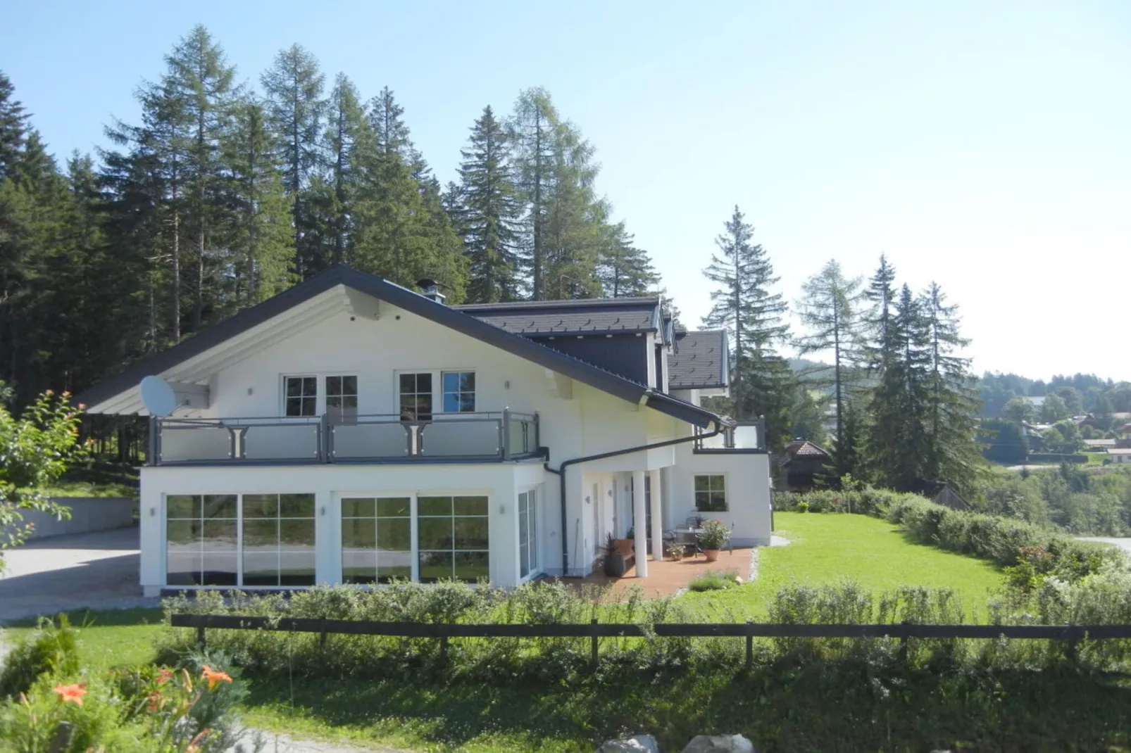 25082-Exterior in summer