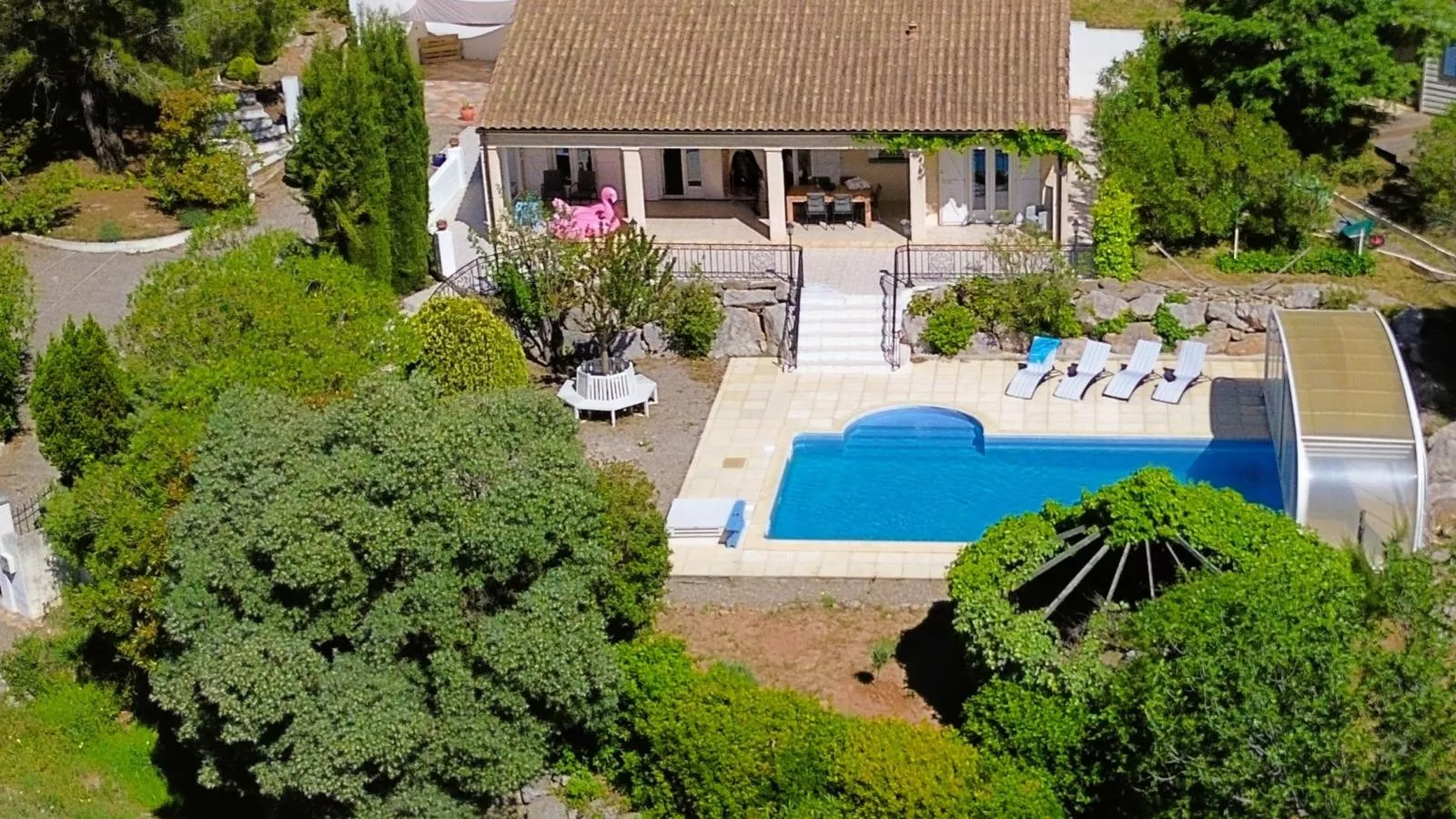Les Hirondelles-Exterior in summer