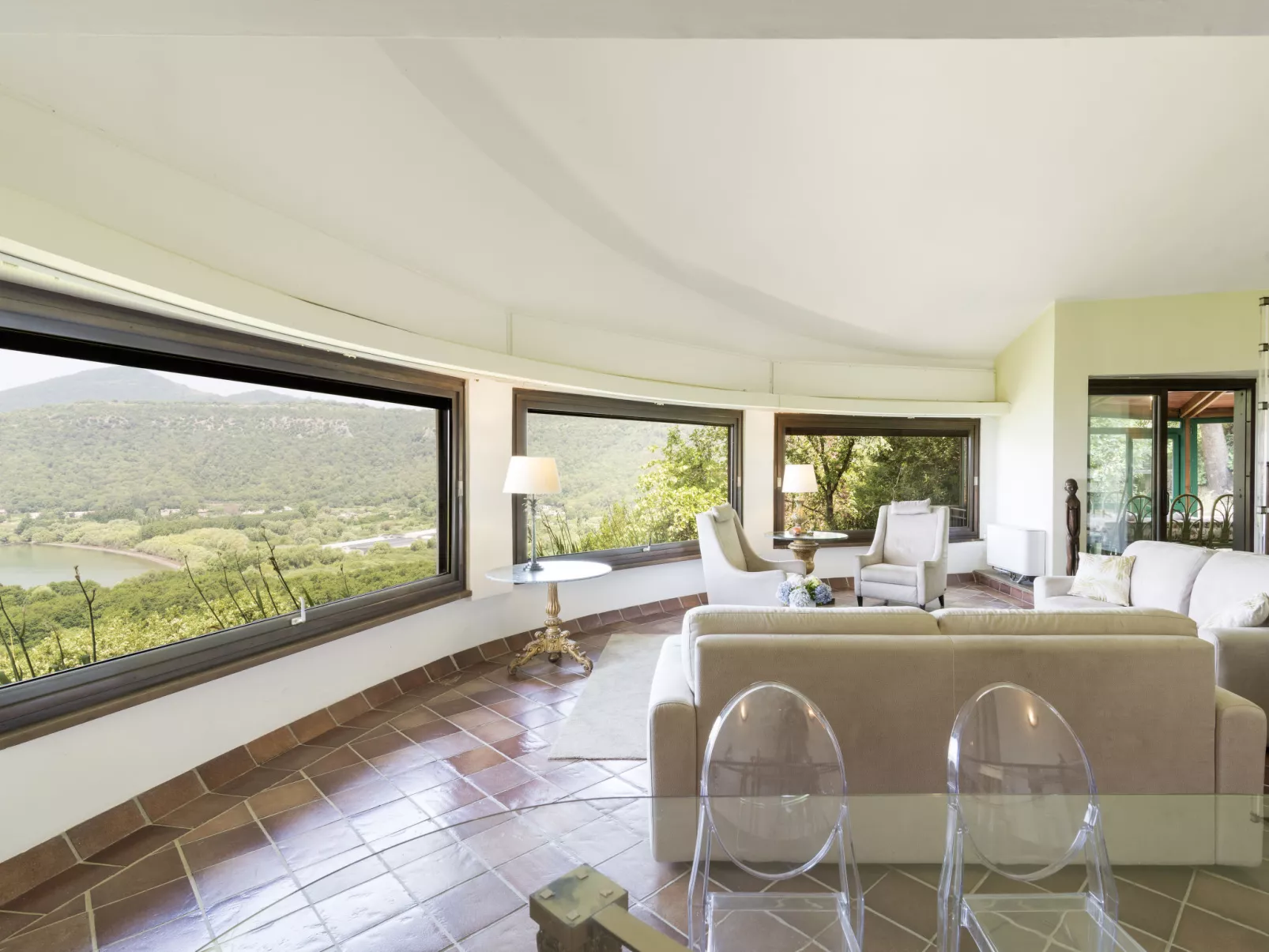 Miralago-Inside