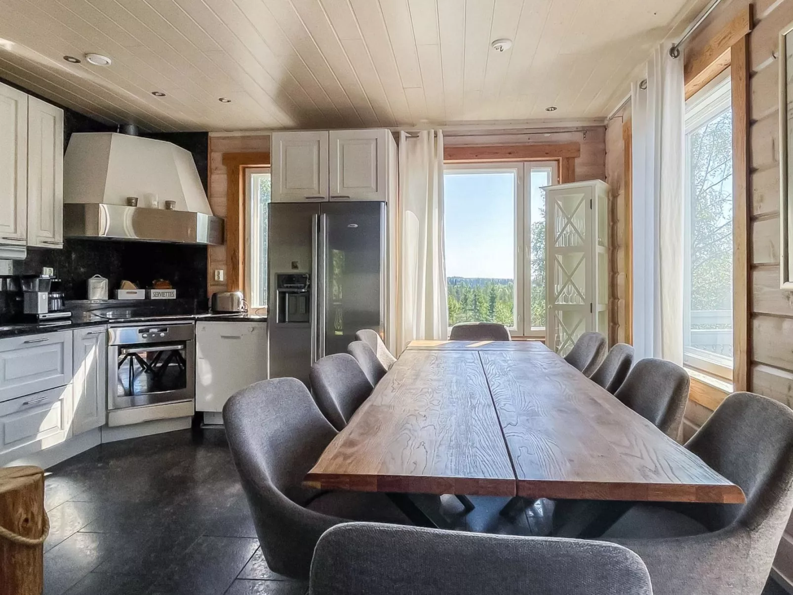 Saaruan aurinko-Drinnen