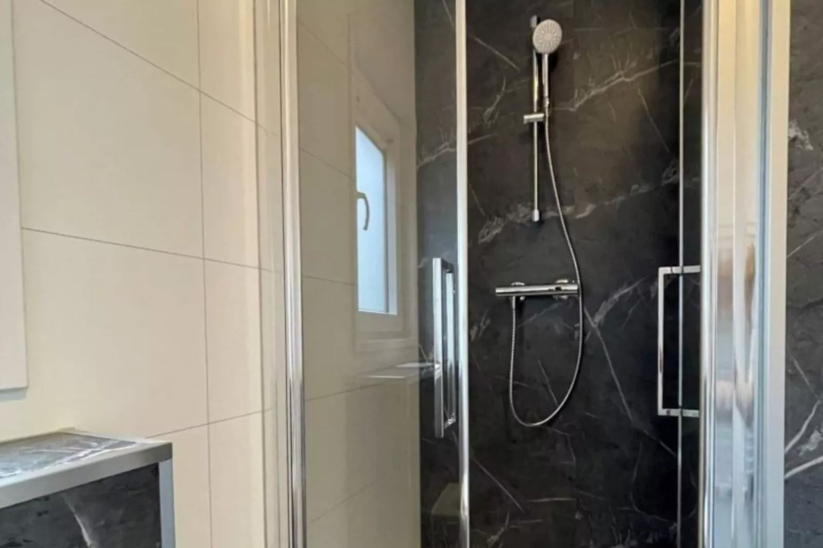 Chalet Eekhoorn-Bathroom