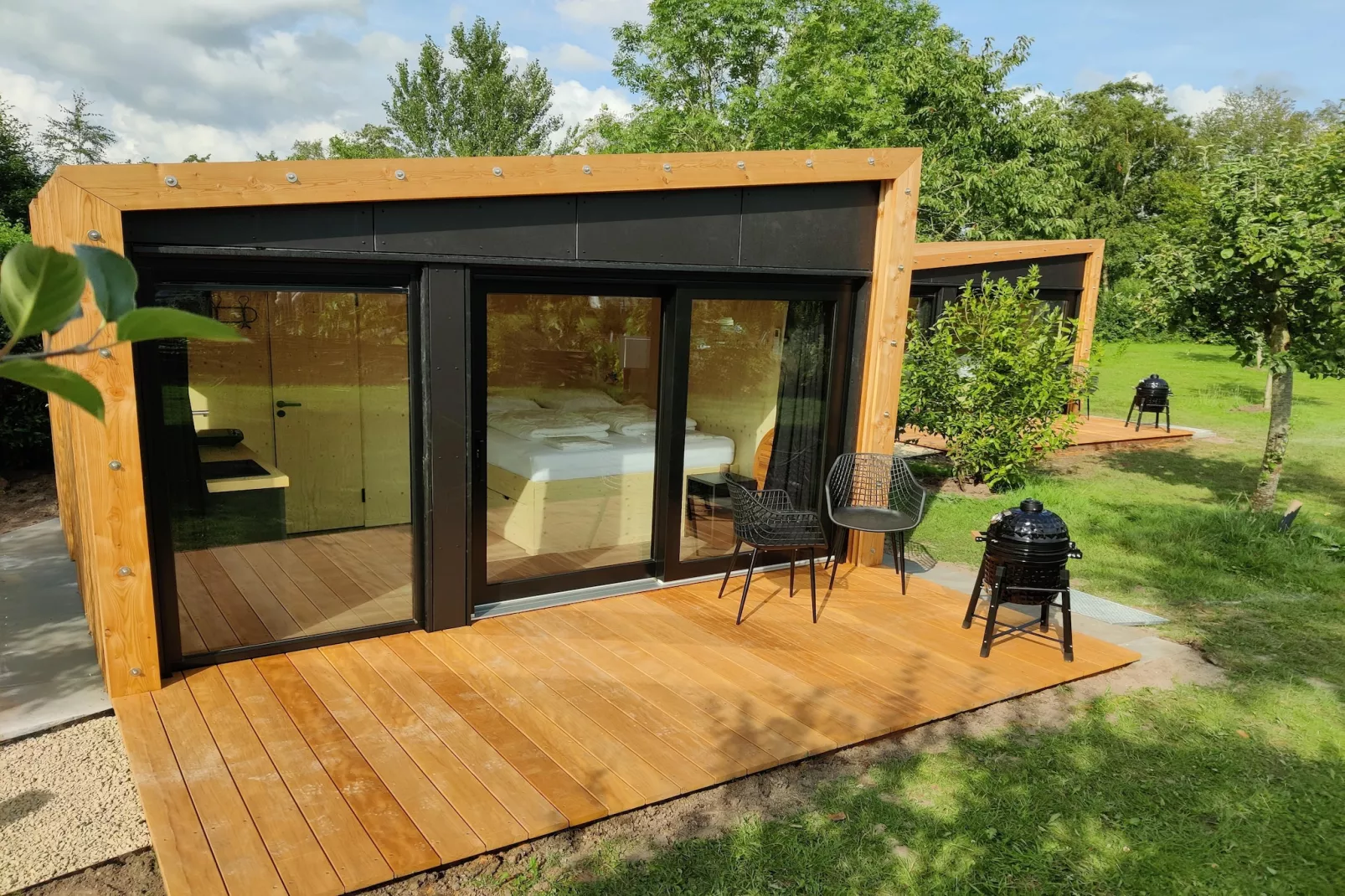 Wetland Cabin 2 persoons (op Boetiekpark de Kas, Scherpenzeel, Friesland)-Außenbereich Sommer