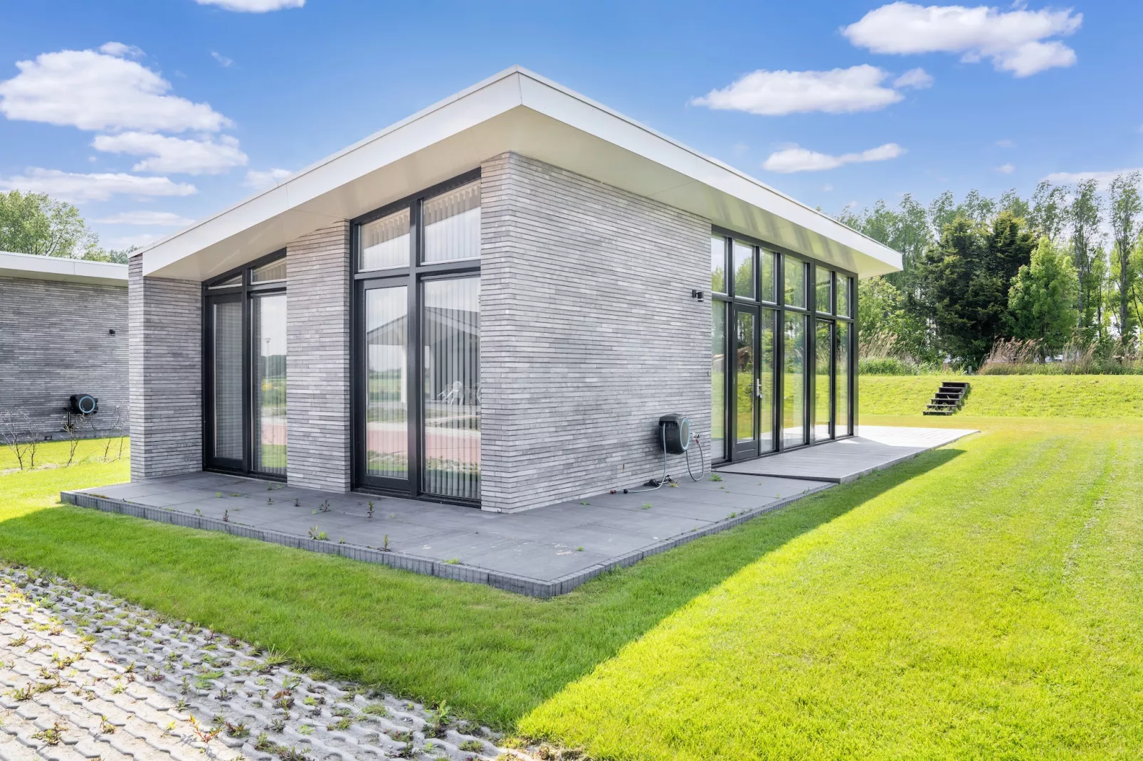 Polder-Exterior summer