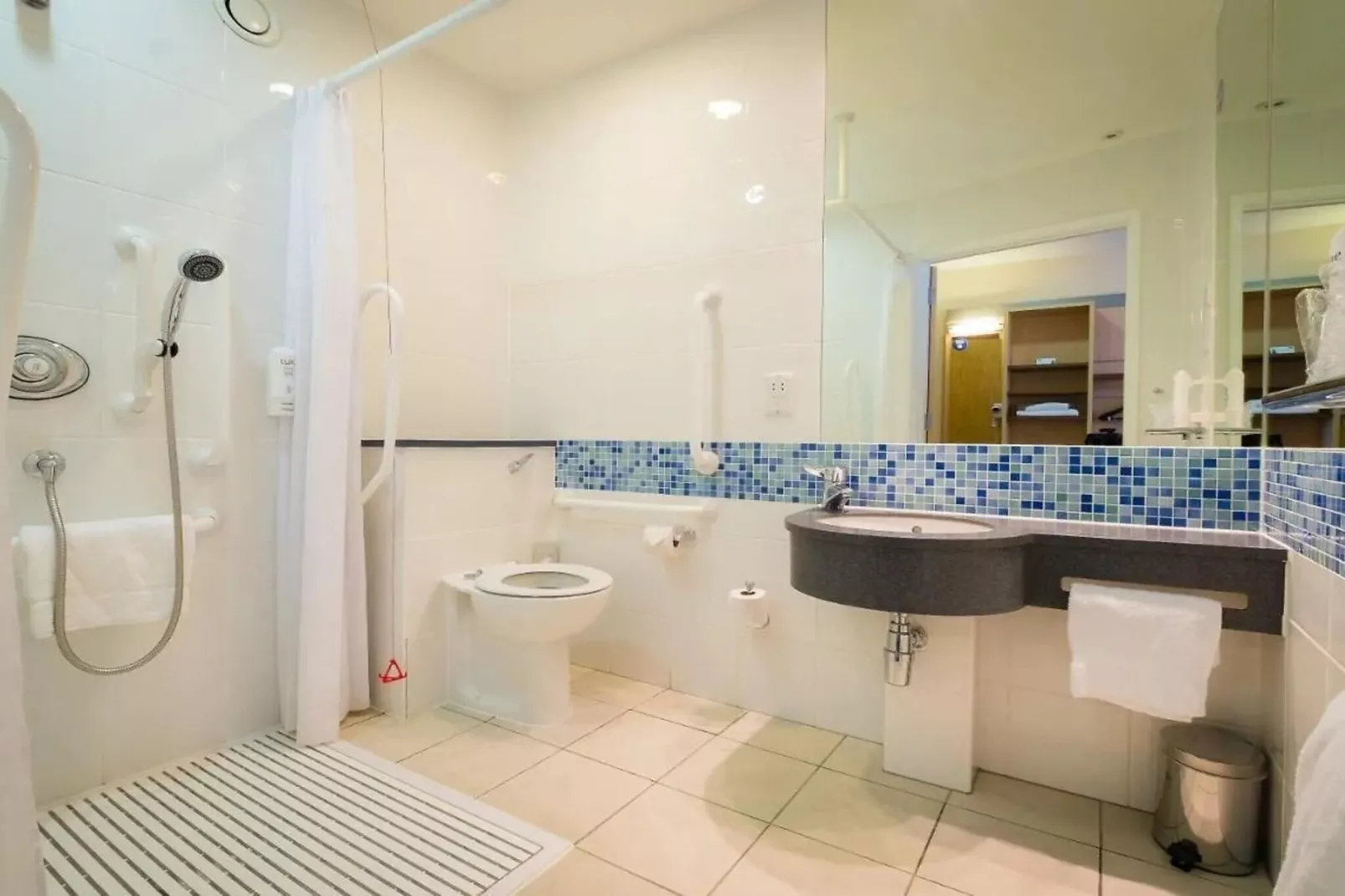 IHG  Standard family of 3-Bathroom