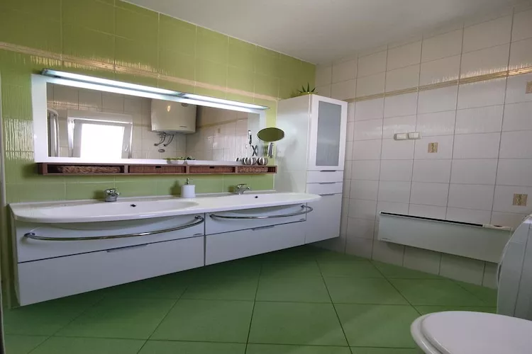 Apartment Ana with a partial sea view - Two Bedroom Apartment with Balcony and a Partial Sea View-Bathroom