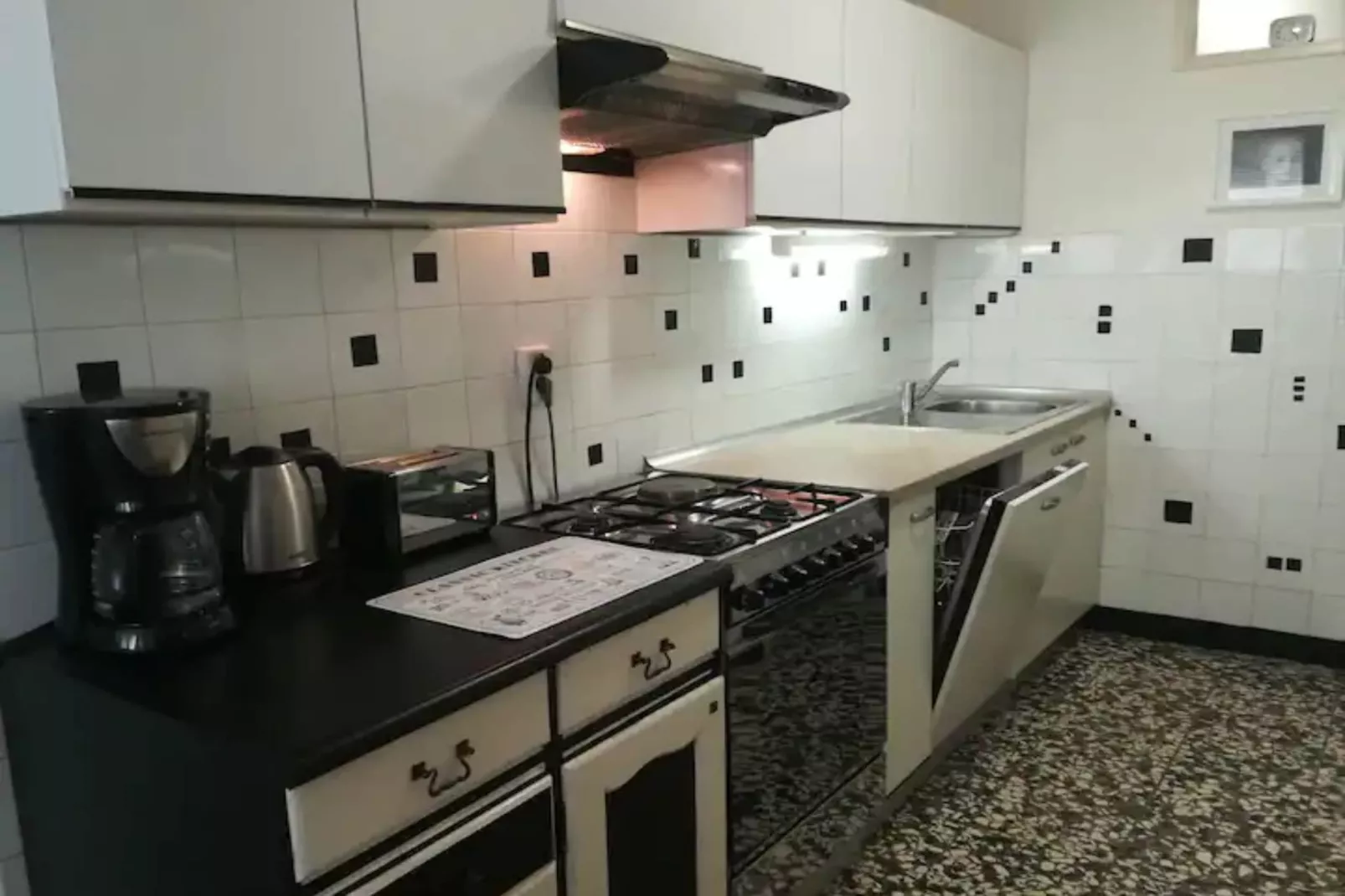 Friendly Well Located Family Apartment - One bedroom apartment-Cuisine