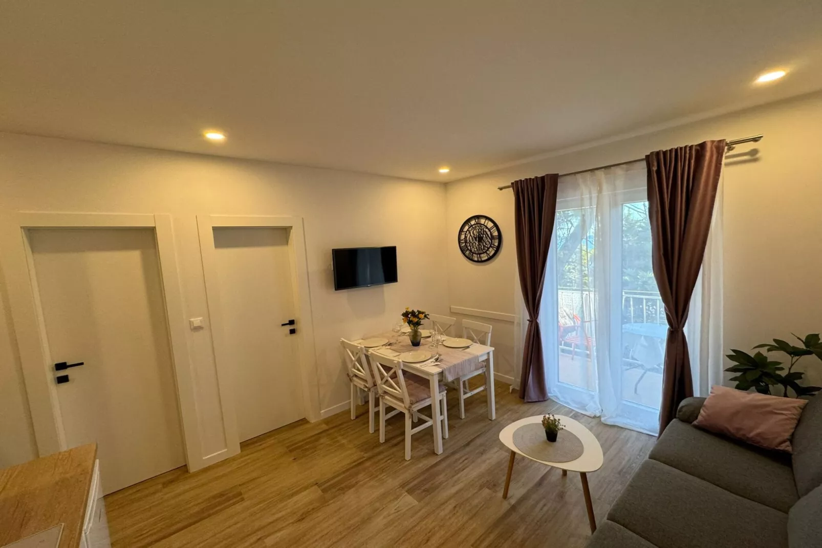 Apartment & Rooms Papa - Two Bedroom Apartment with Balcony and Partial Sea View-Dining room