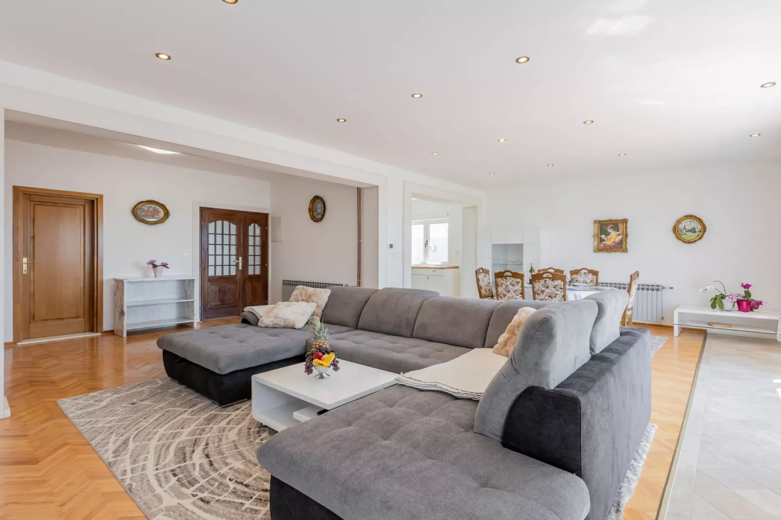 Apartment Merita - Two Bedroom Apartment with Balcony-Wohnzimmer