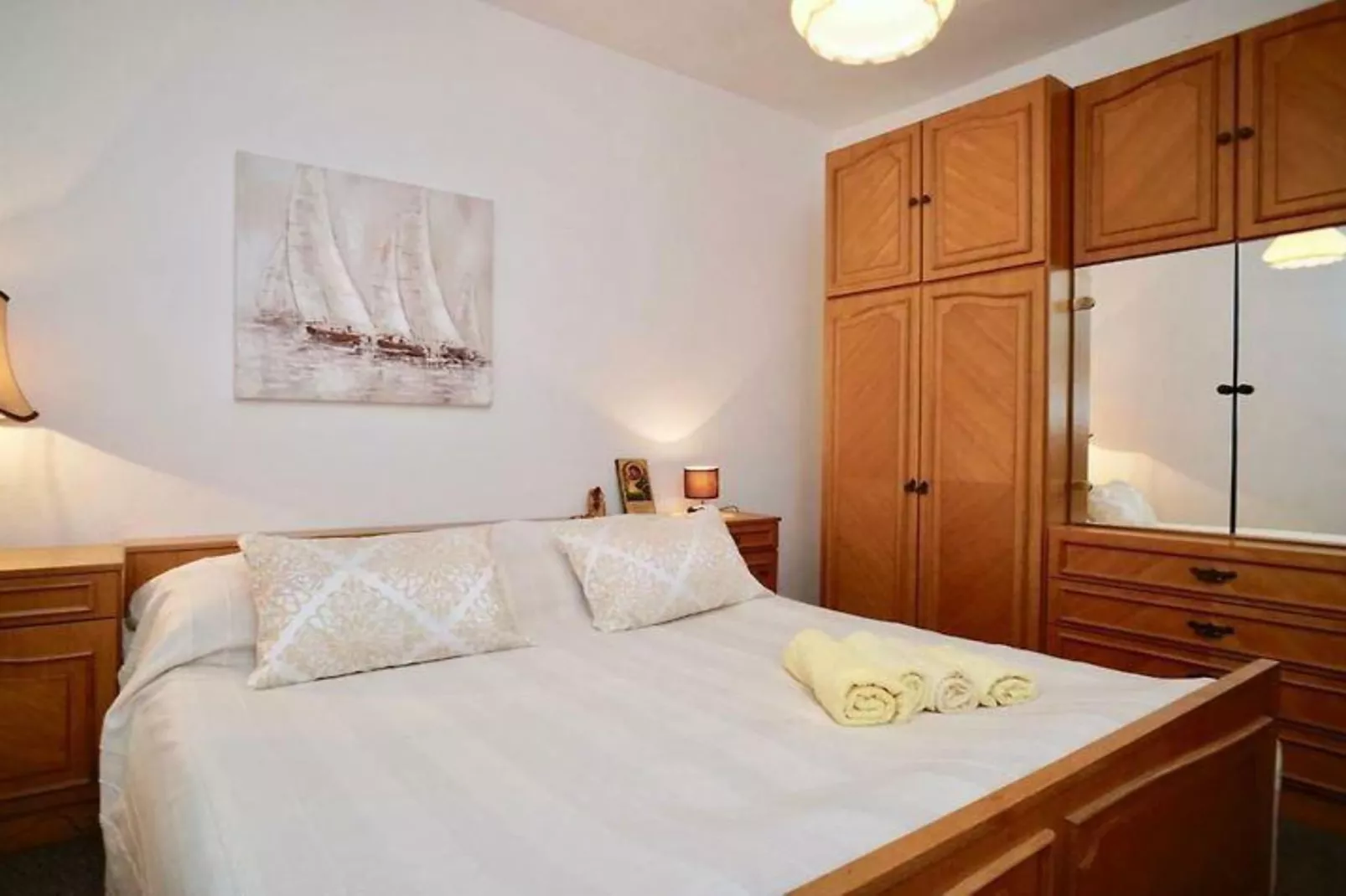 Three Bedroom Apartment with Terrace-Chambre