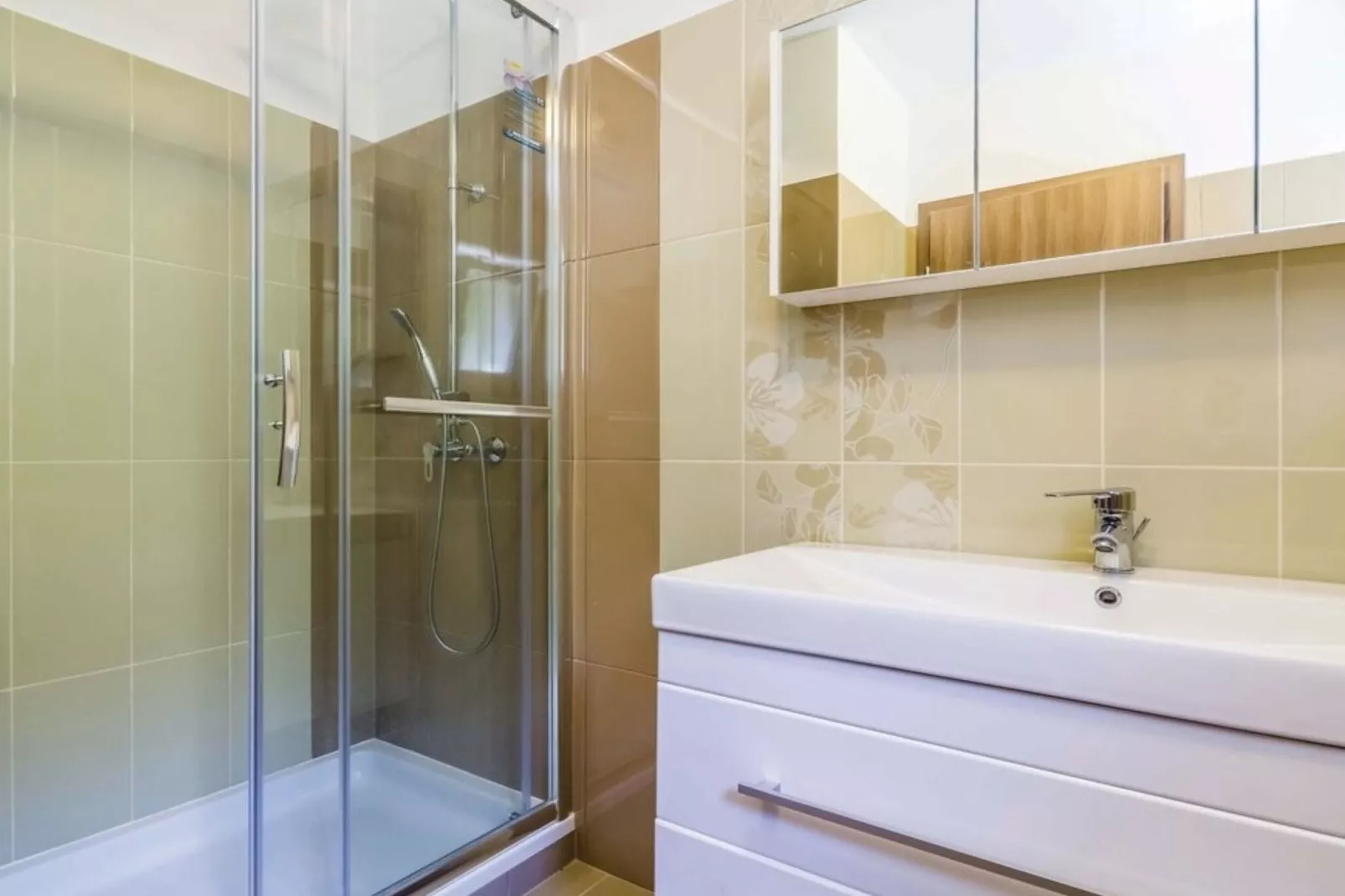 Cozy One Bedroom Apartment with Terrace - One Bedroom Apartment-Salle de bain