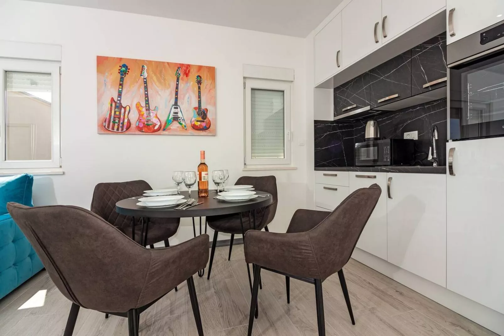 Modern Apartments with Private Balcony - Premium One Bedroom Apartment (Owner S2)-Salle à manger