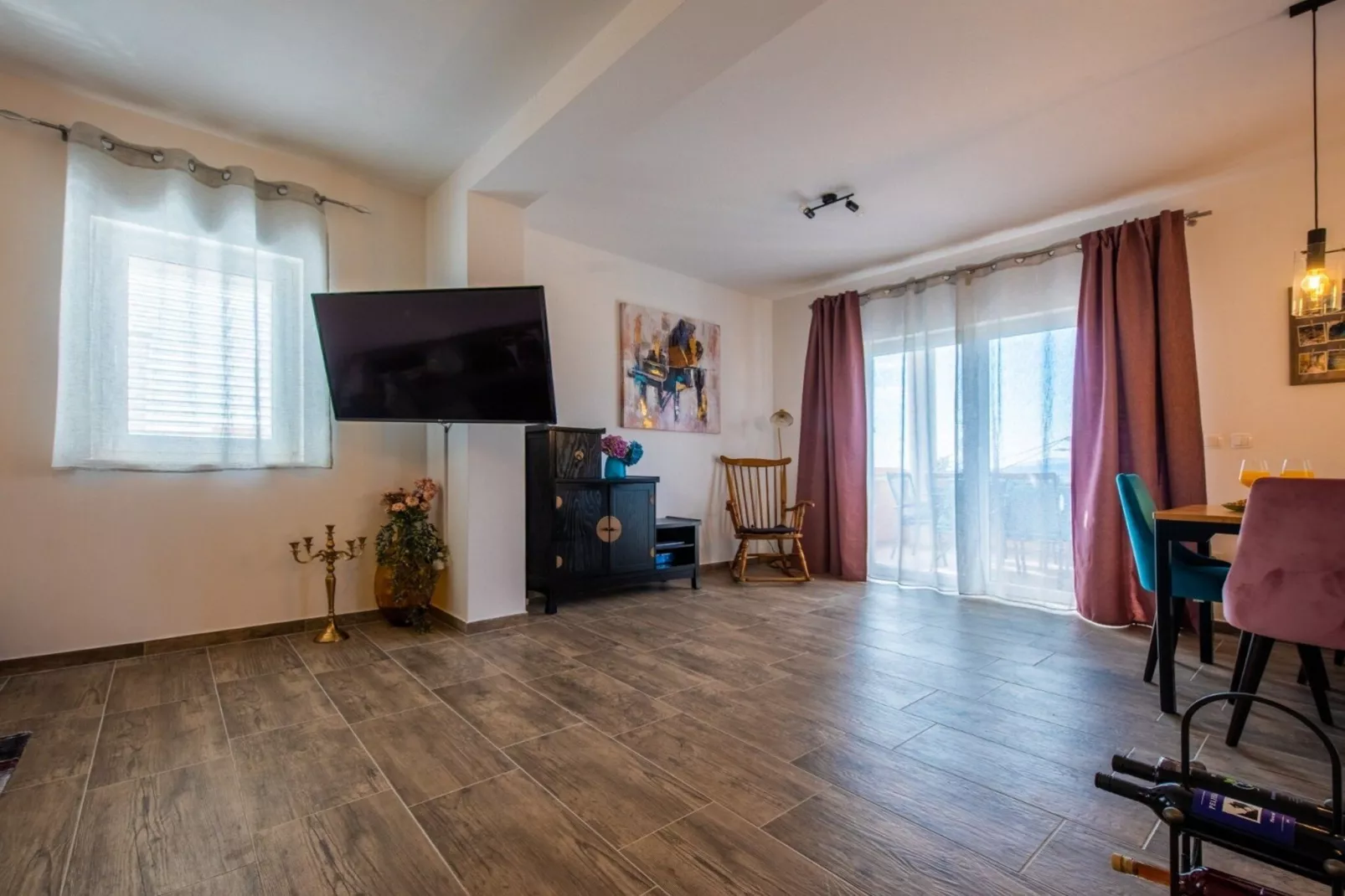 Charming and Tranquil Kastel Gomilica Apartment with Balcony and Patio - Three Bedroom Apartment-Wohnzimmer